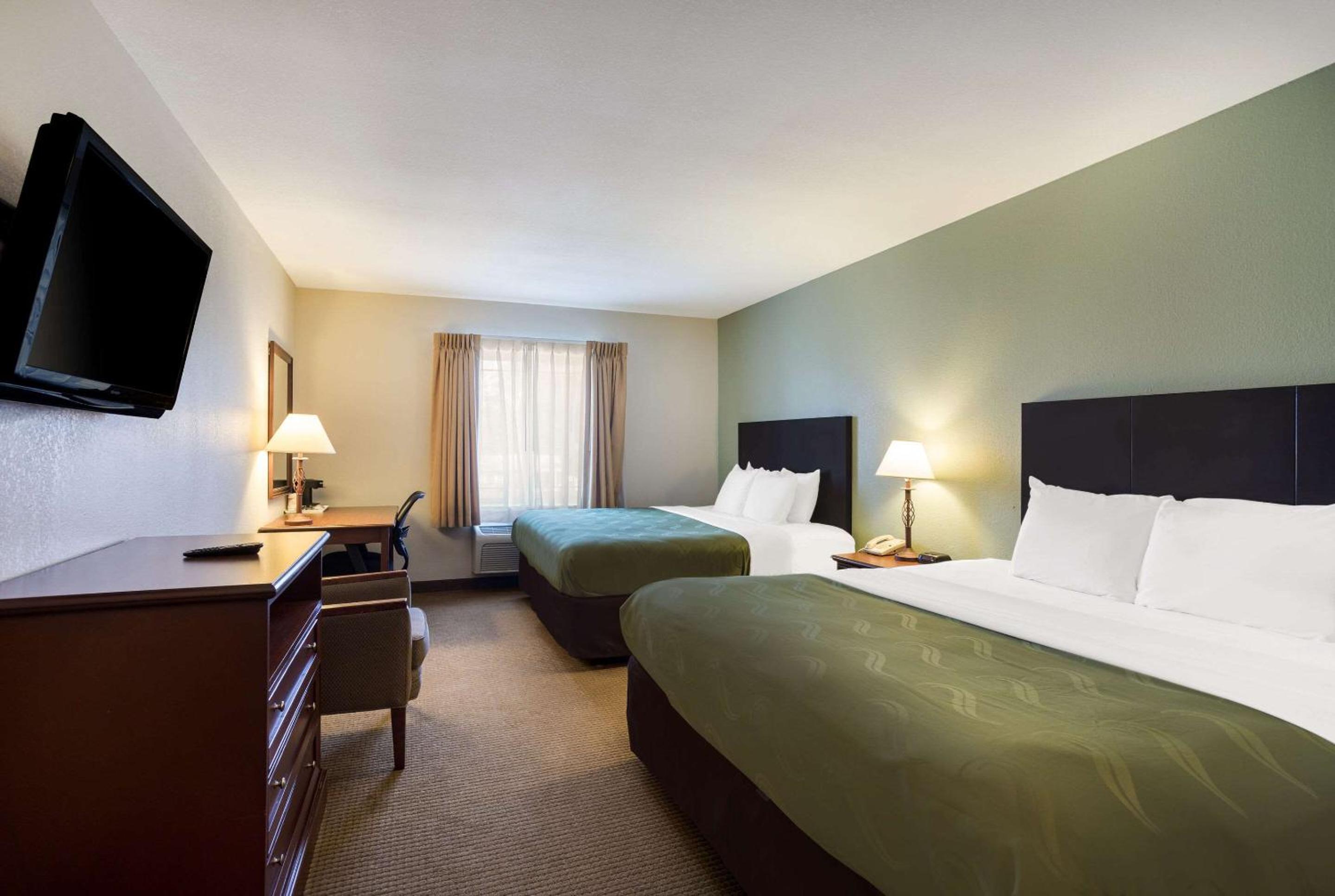 Queen Room with Two Queen Beds - Non Smoking - Photo 3