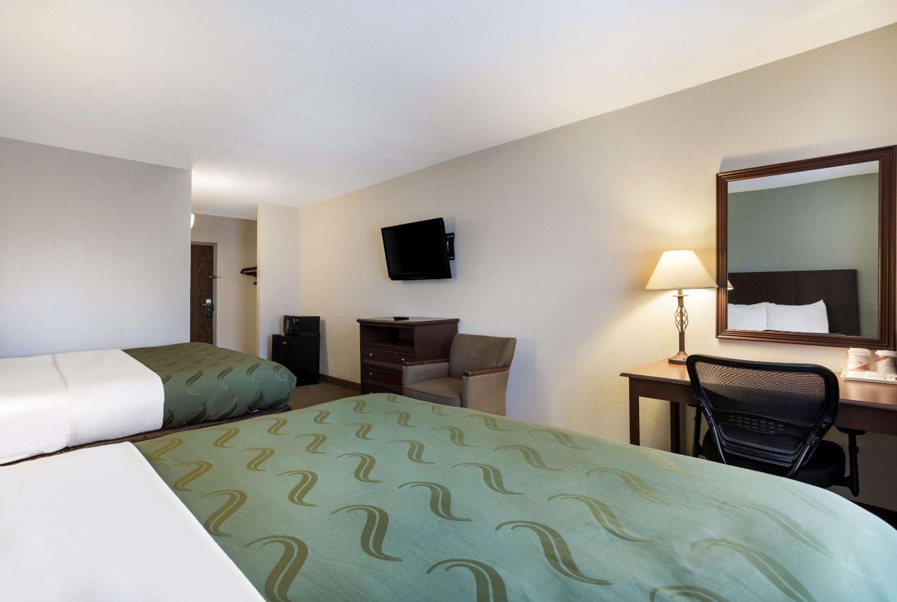 Queen Room with Two Queen Beds - Non Smoking - Photo 2