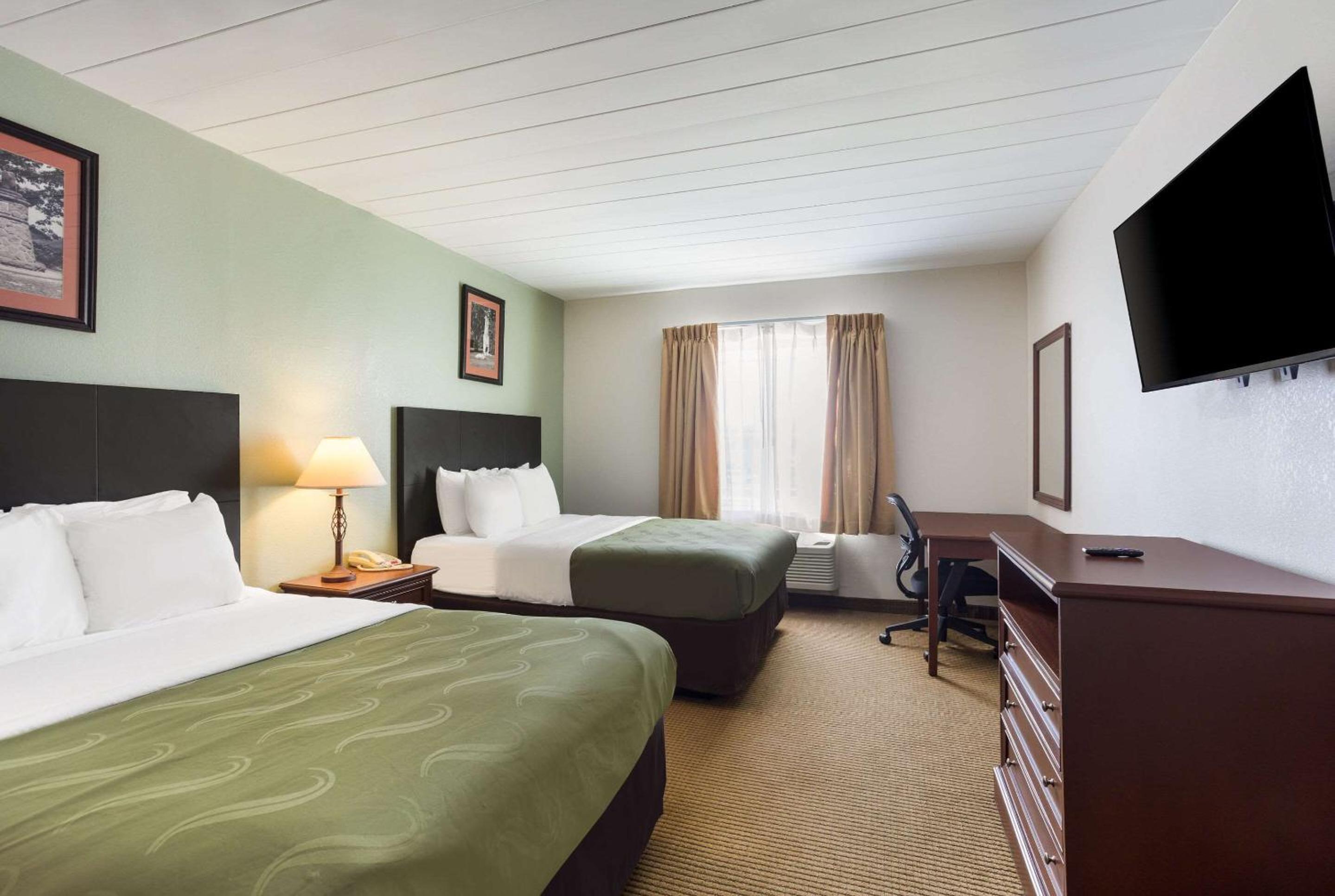 Queen Room with Two Queen Beds - Non Smoking - Photo 8