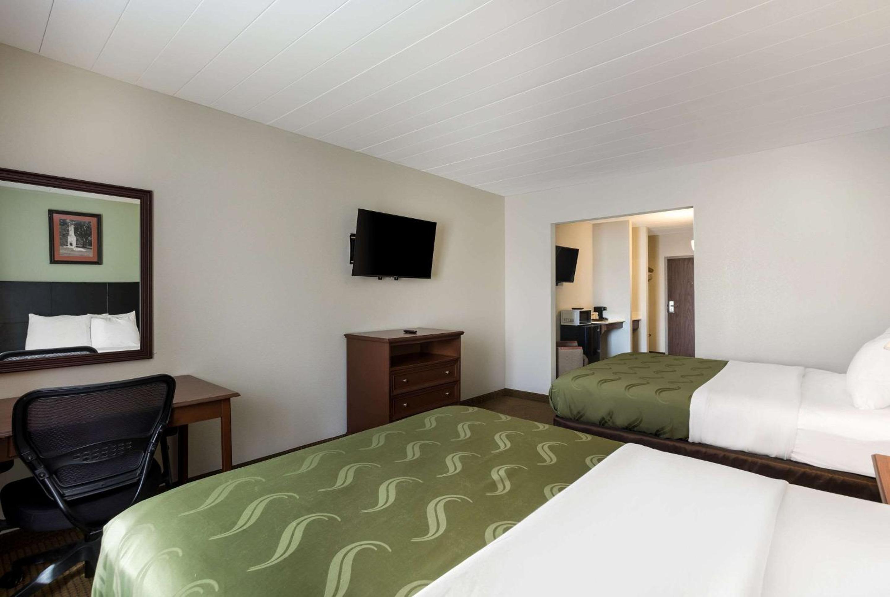 Queen Suite with Two Queen Beds - Non Smoking - Photo 6