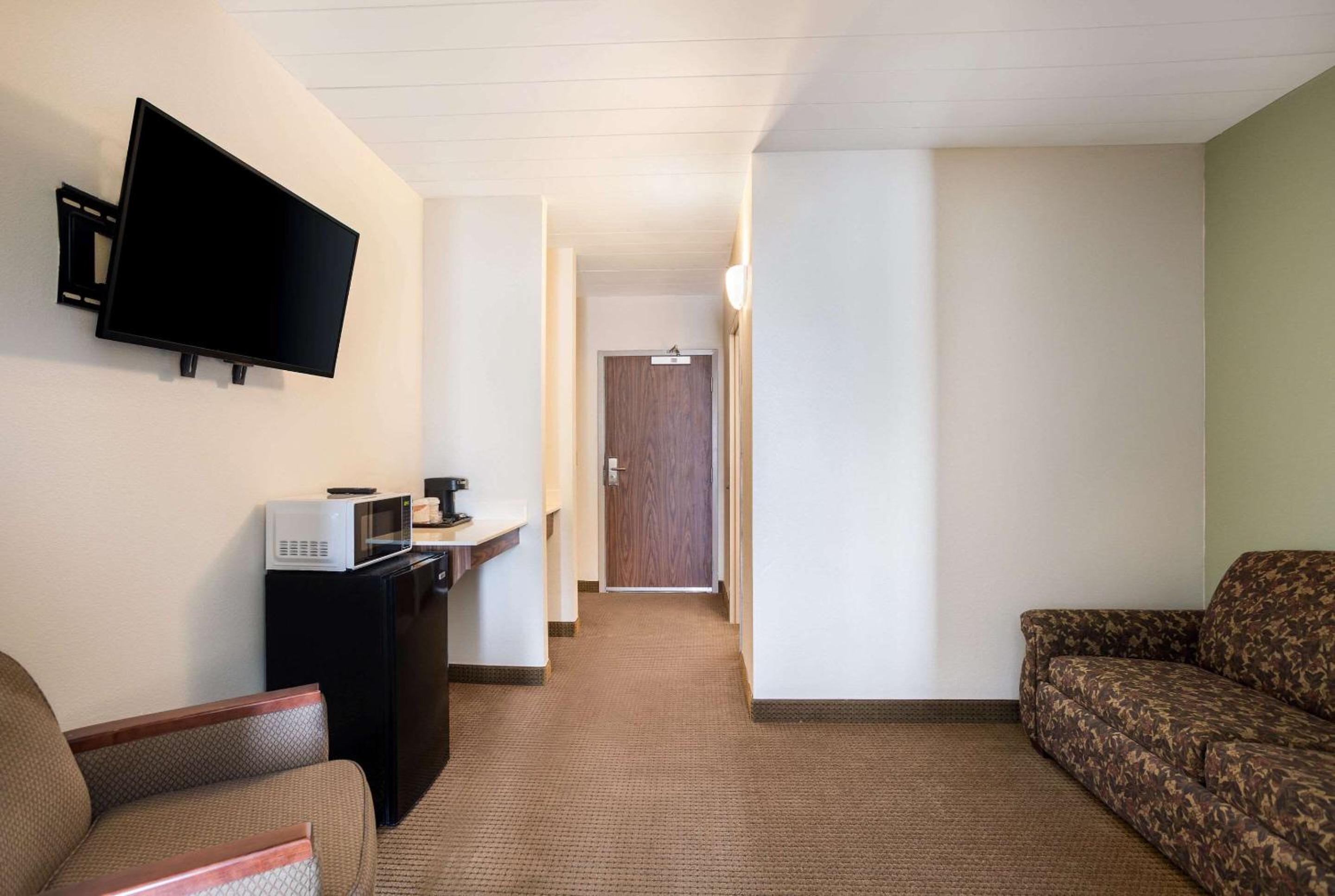 Queen Suite with Two Queen Beds - Non Smoking - Photo 7