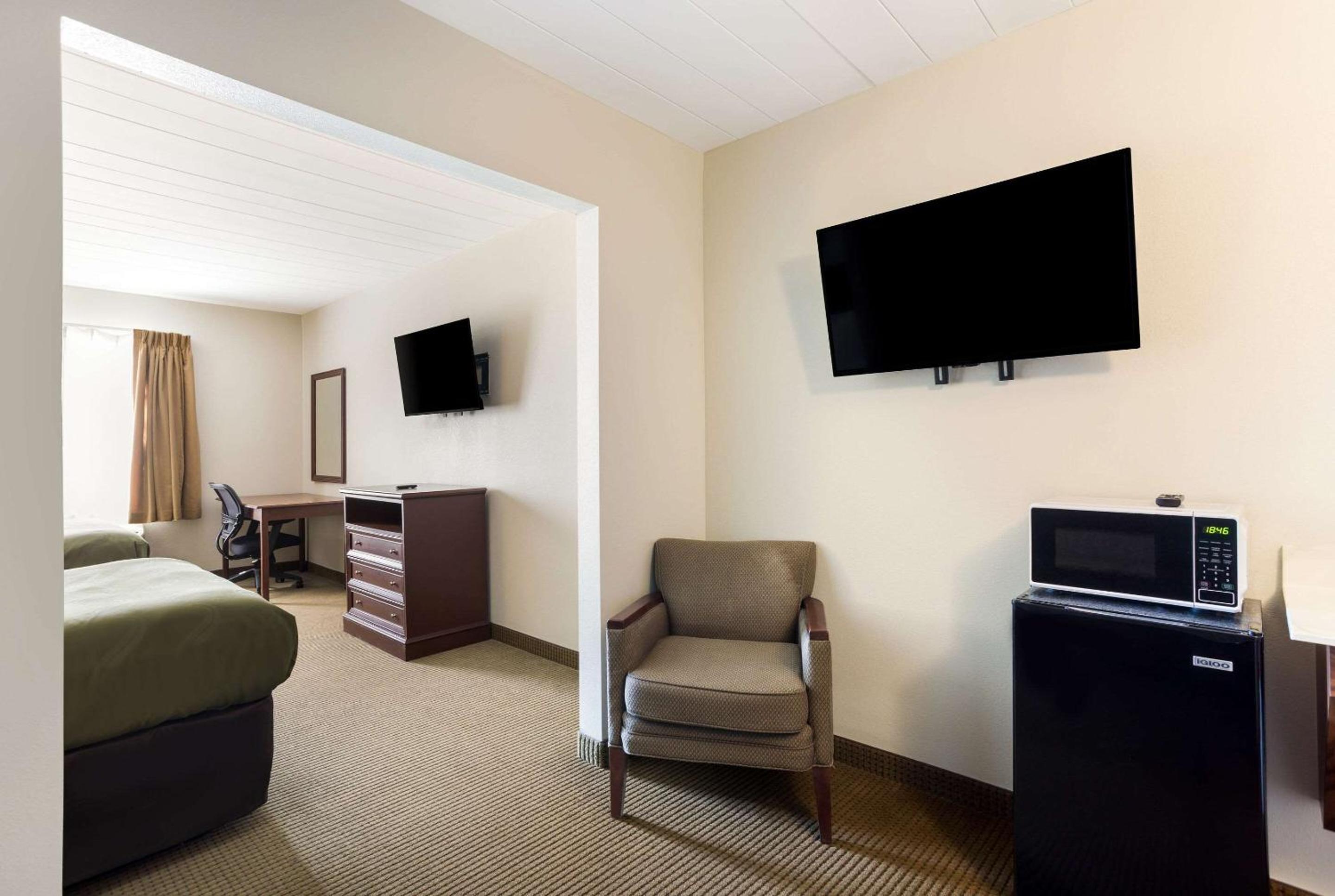 Queen Suite with Two Queen Beds - Non Smoking - Photo 2