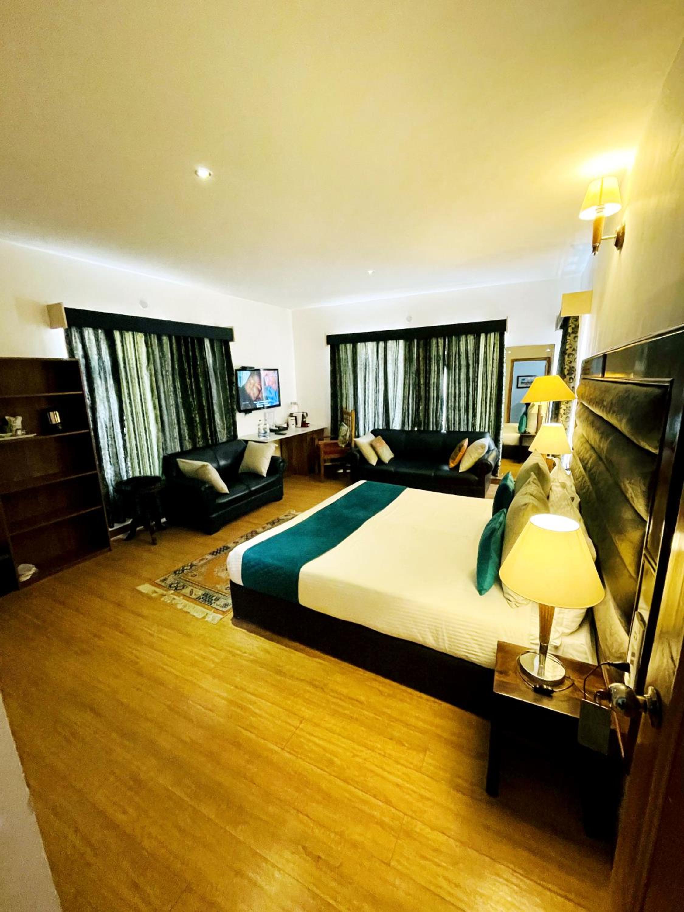 Superior Deluxe Double or Twin Room  photo 2