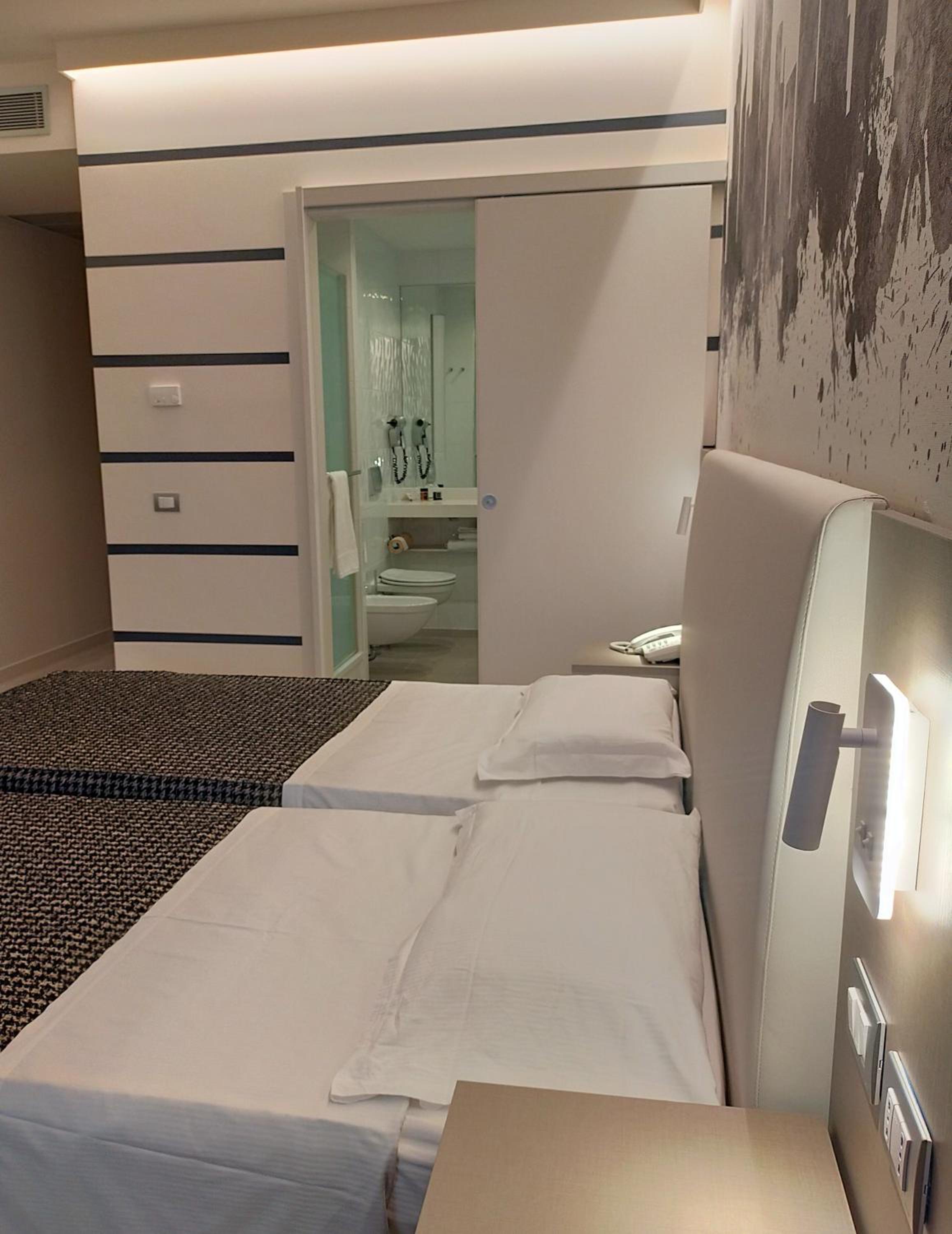 Deluxe Twin Room - Photo 3