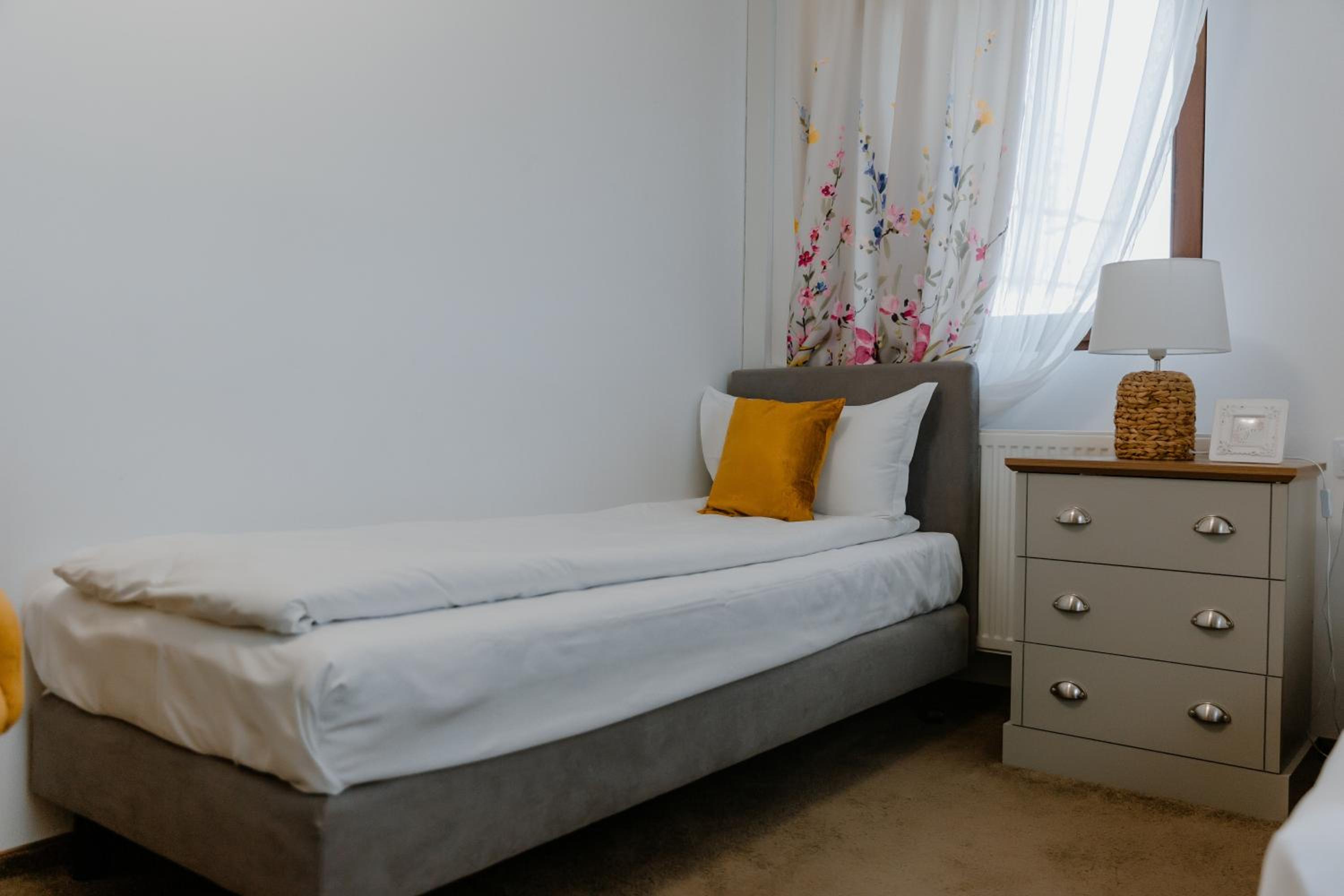 Twin Room with View - Photo 3