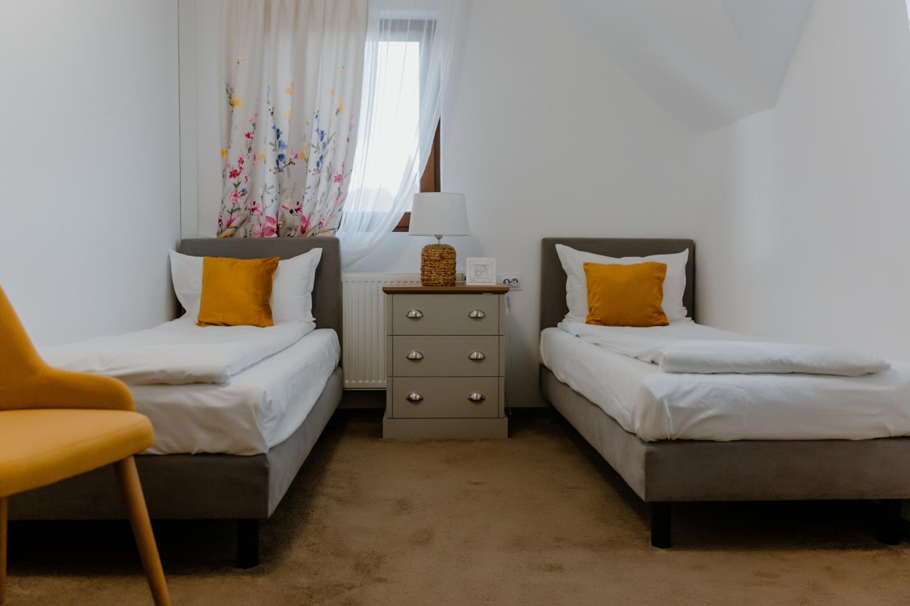 Twin Room with View - Photo 1