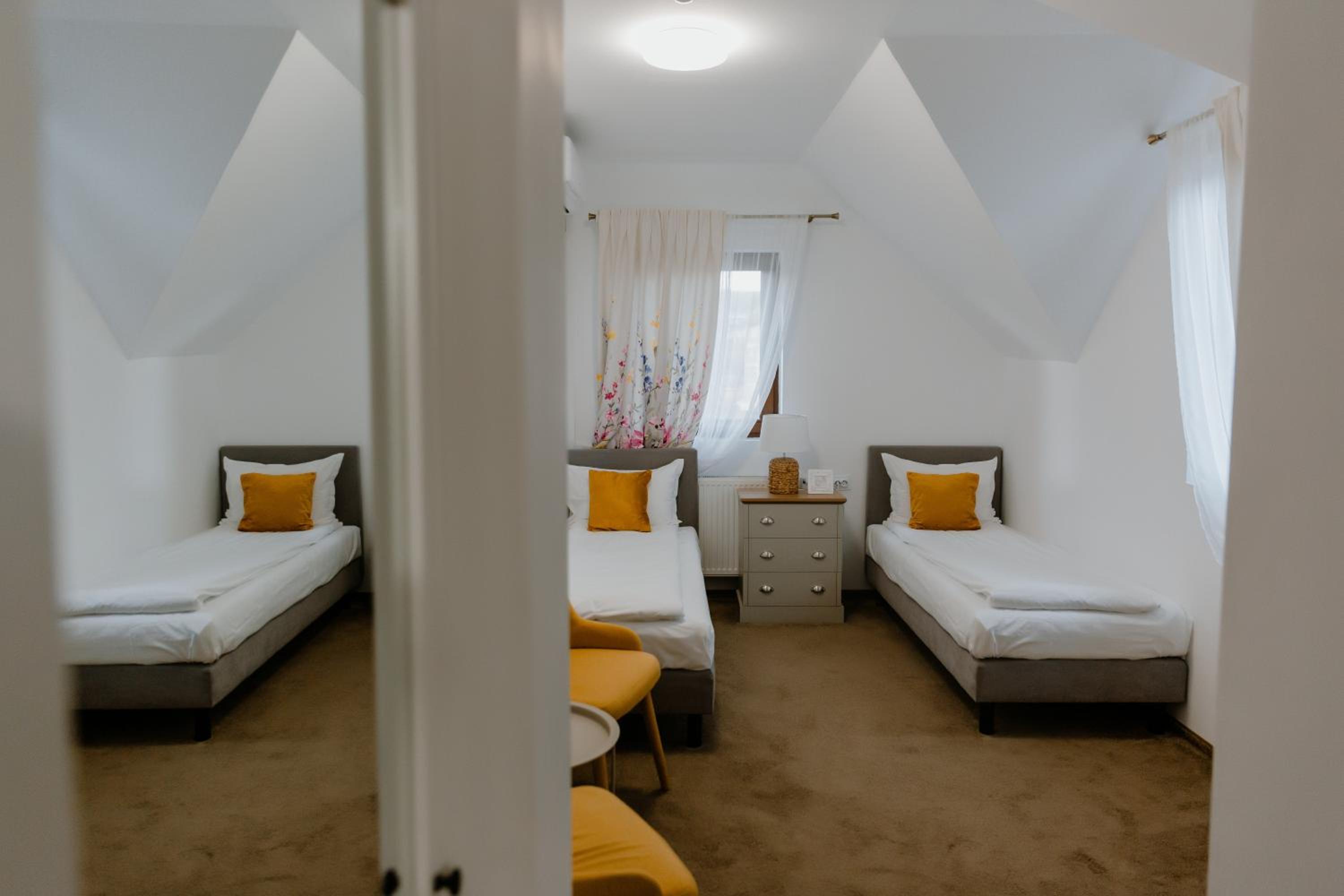 Twin Room with View - Photo 2