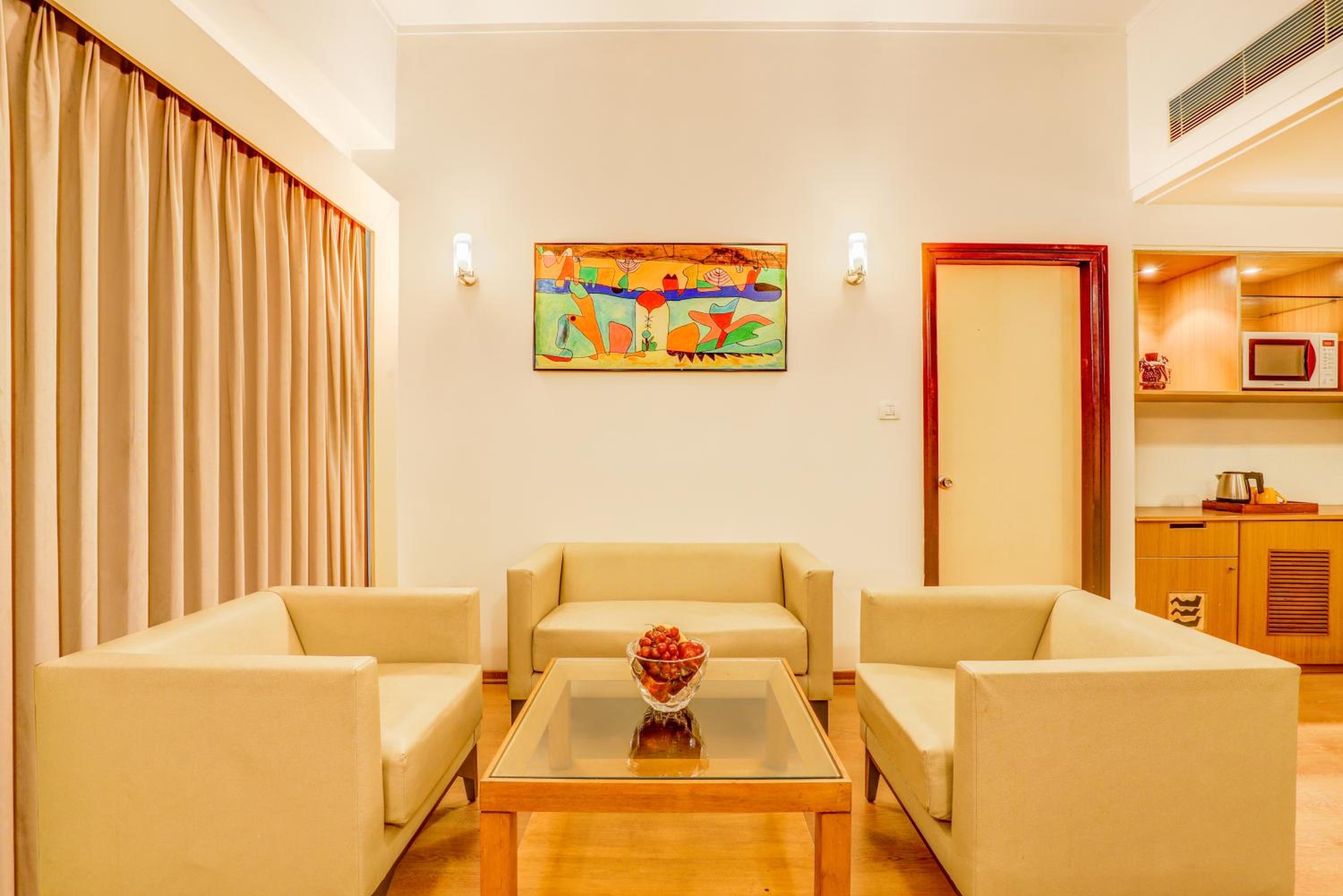 Executive Suite - Photo 3