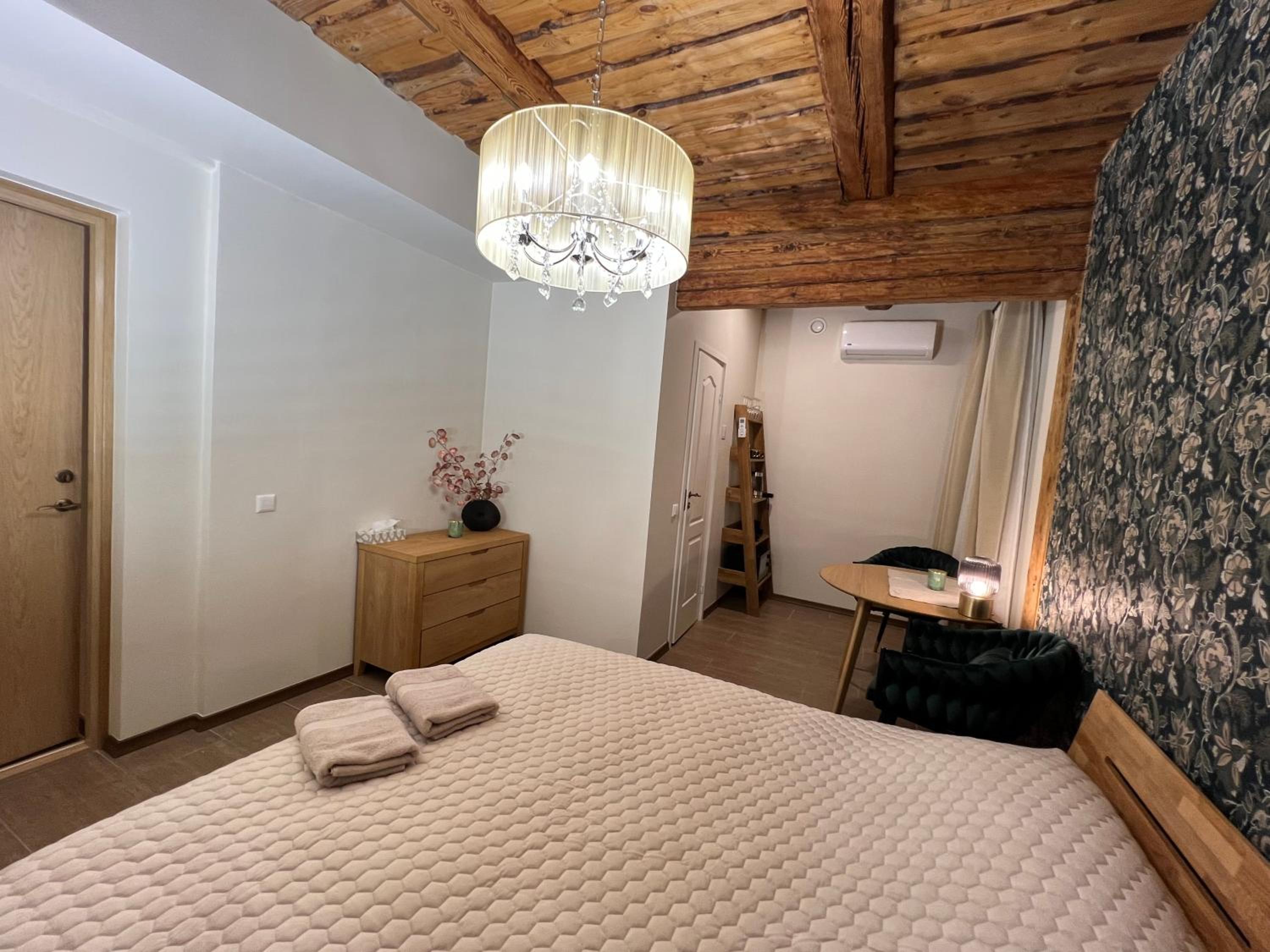 Deluxe King Room - Photo 2