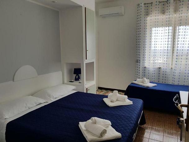 Superior Triple Room with Sea View - Photo 4