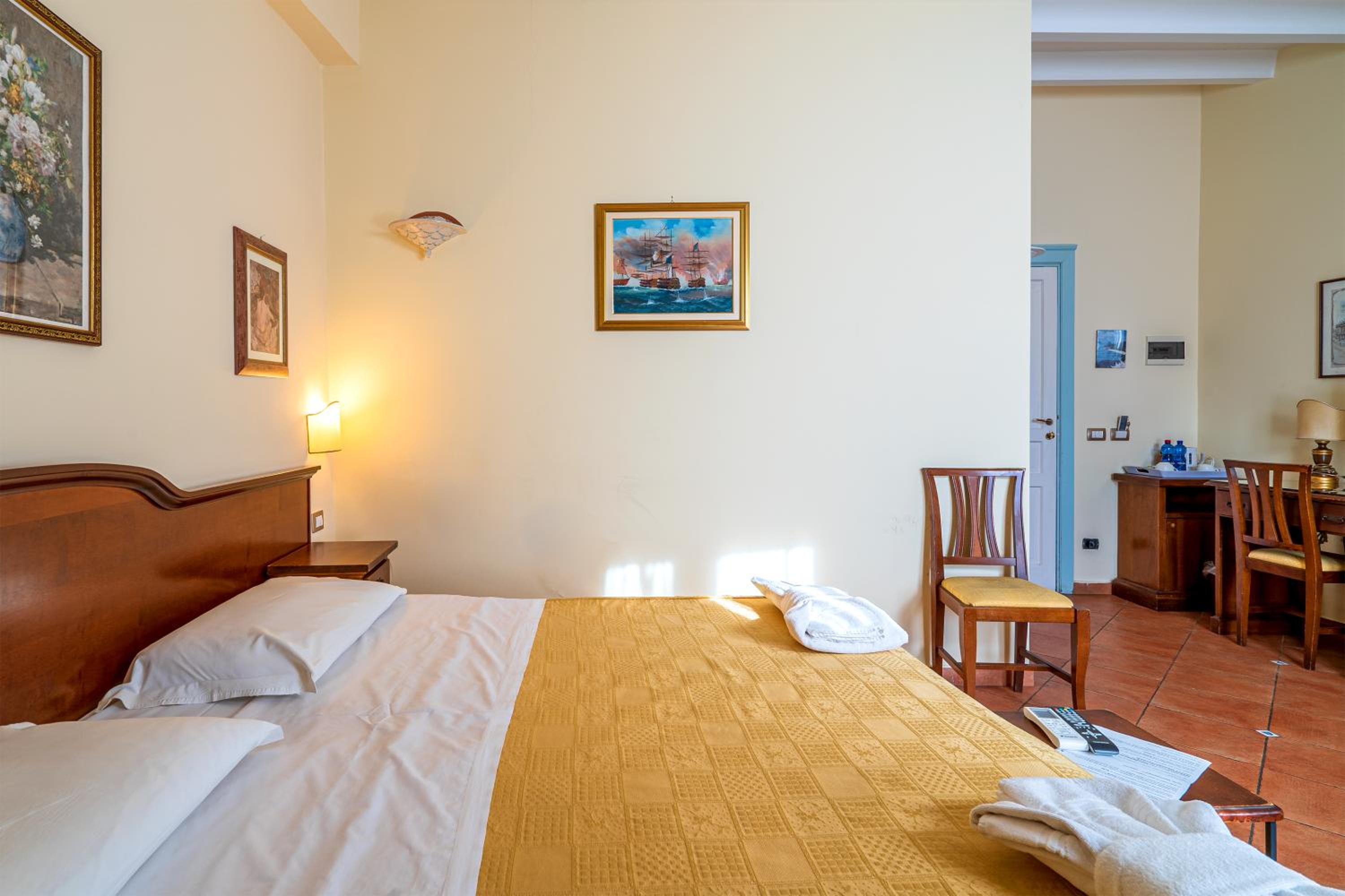 Double or Twin Room with Side Sea View - Photo 4