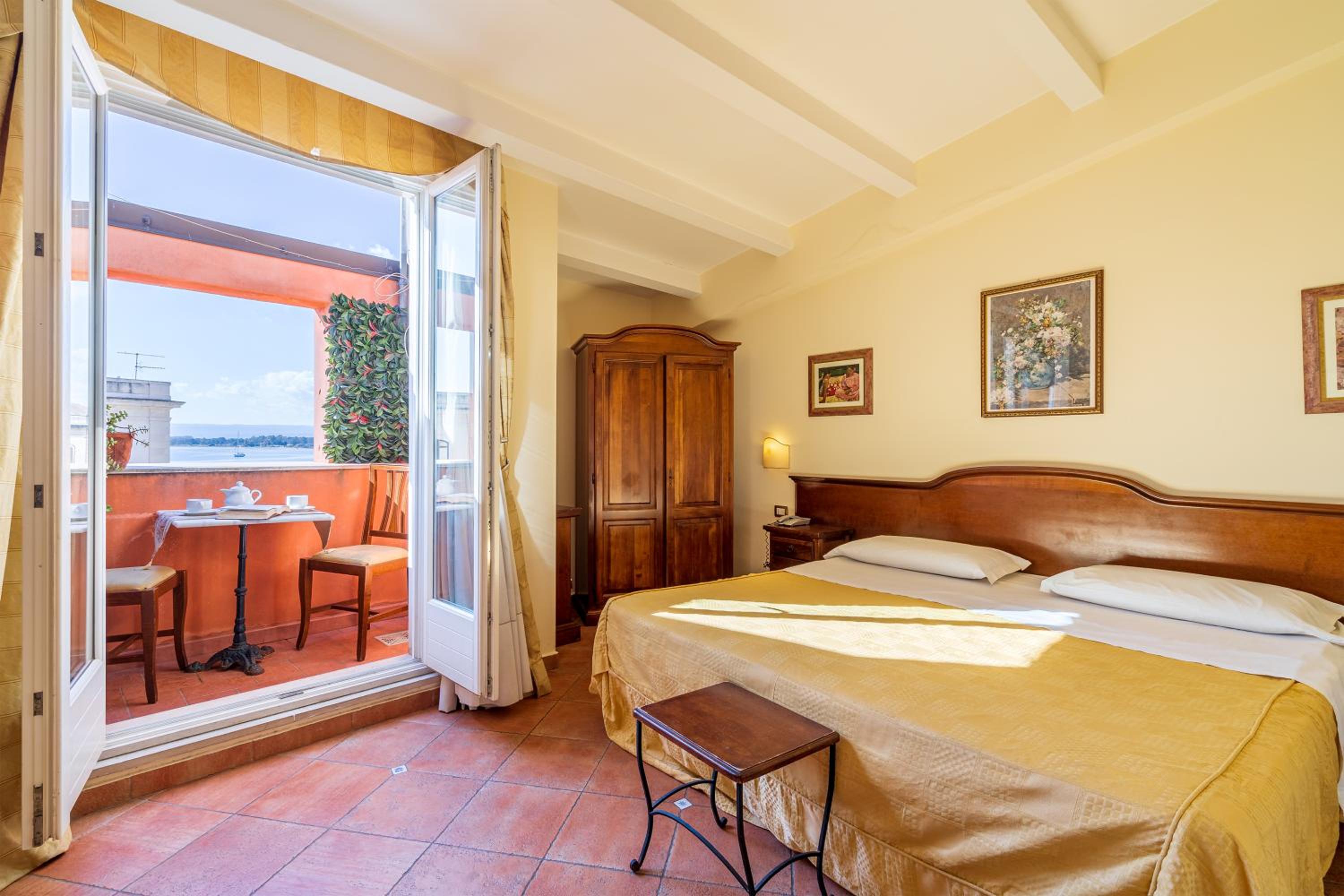 Double or Twin Room with Side Sea View - Photo 1