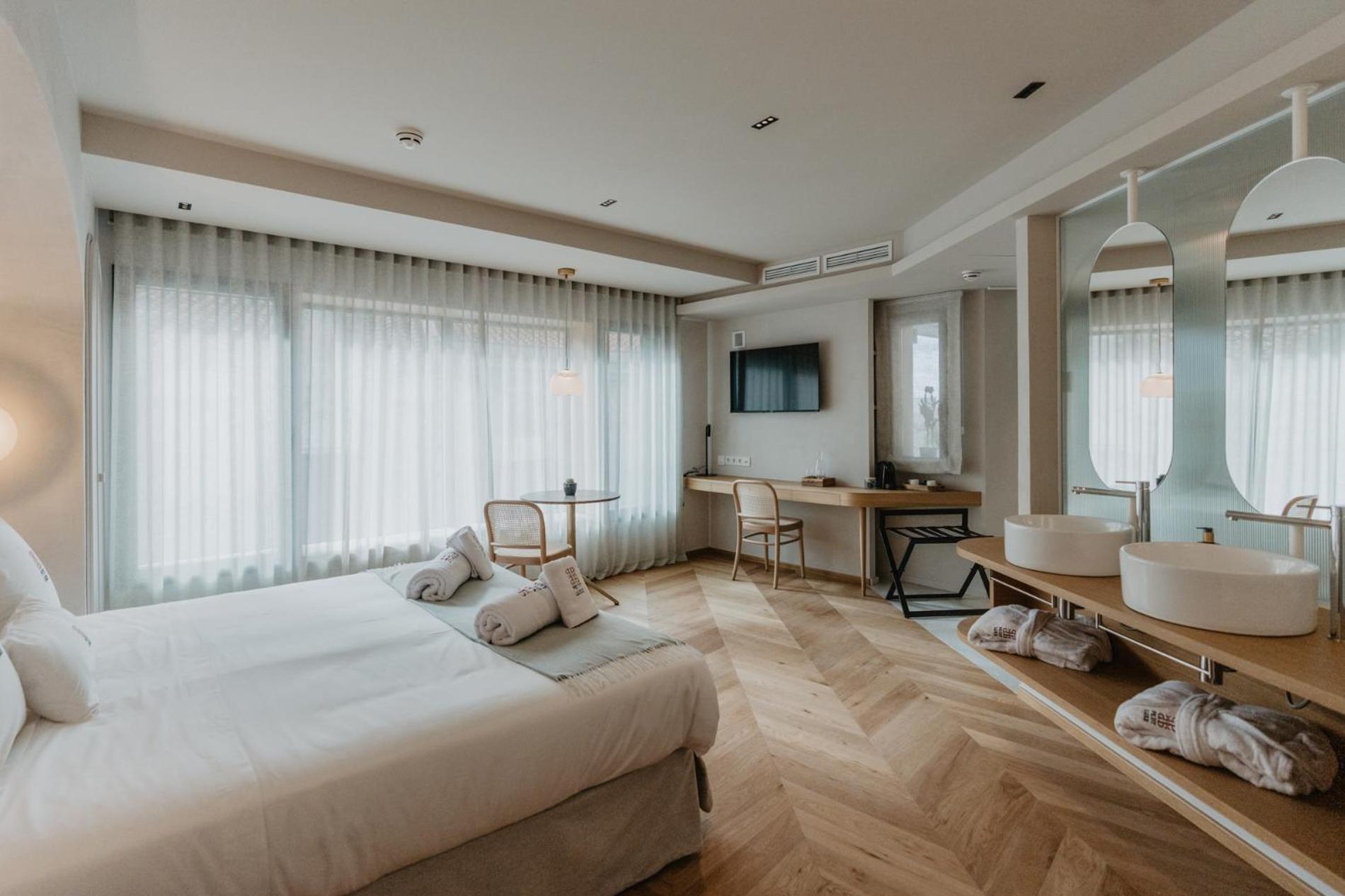 Junior Suite with Terrace - Photo 16