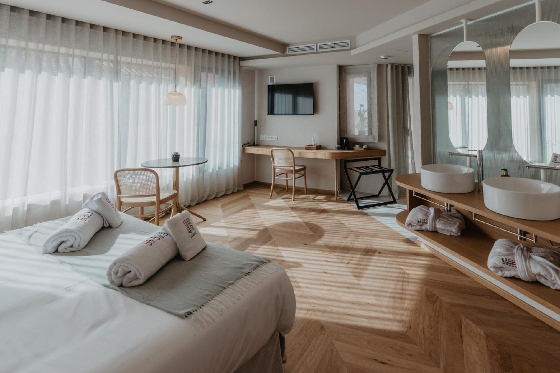 Junior Suite with Terrace - Photo 2