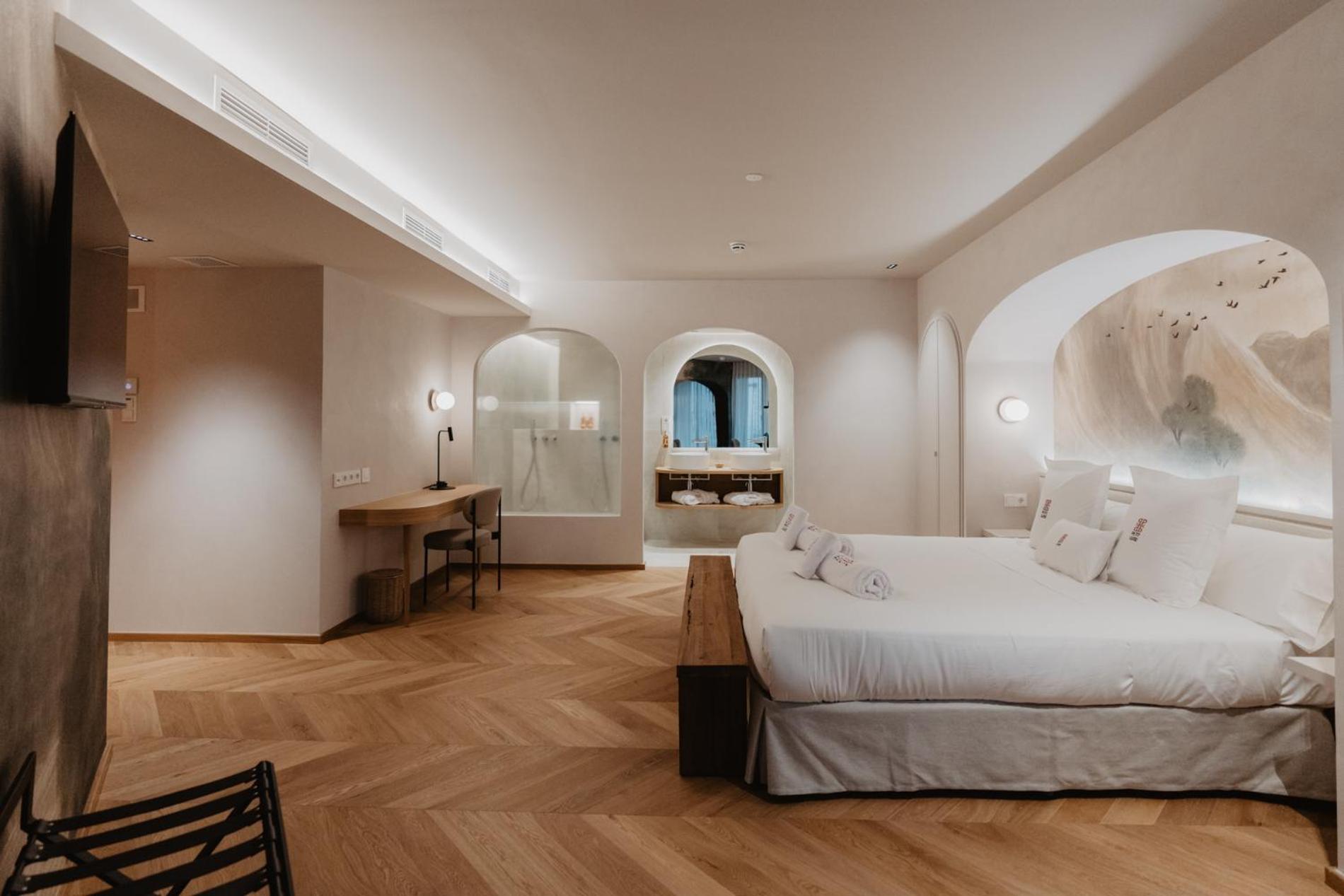 Suite - Photo 1