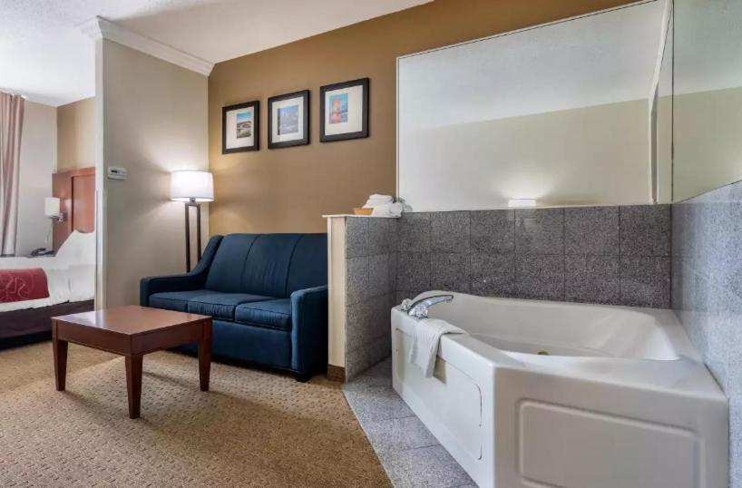 King Suite With Whirlpool Bath - Non-Smoking photo 1