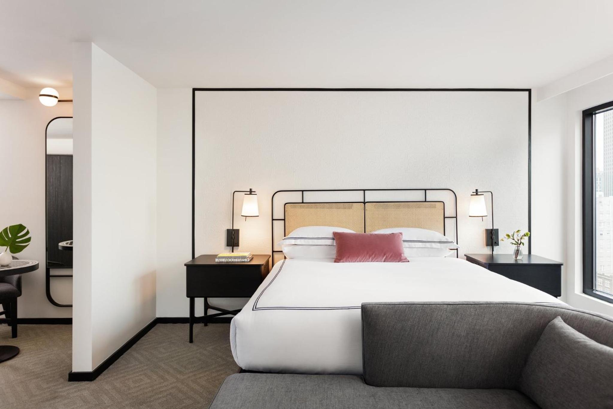 Premium King Room - Photo 5