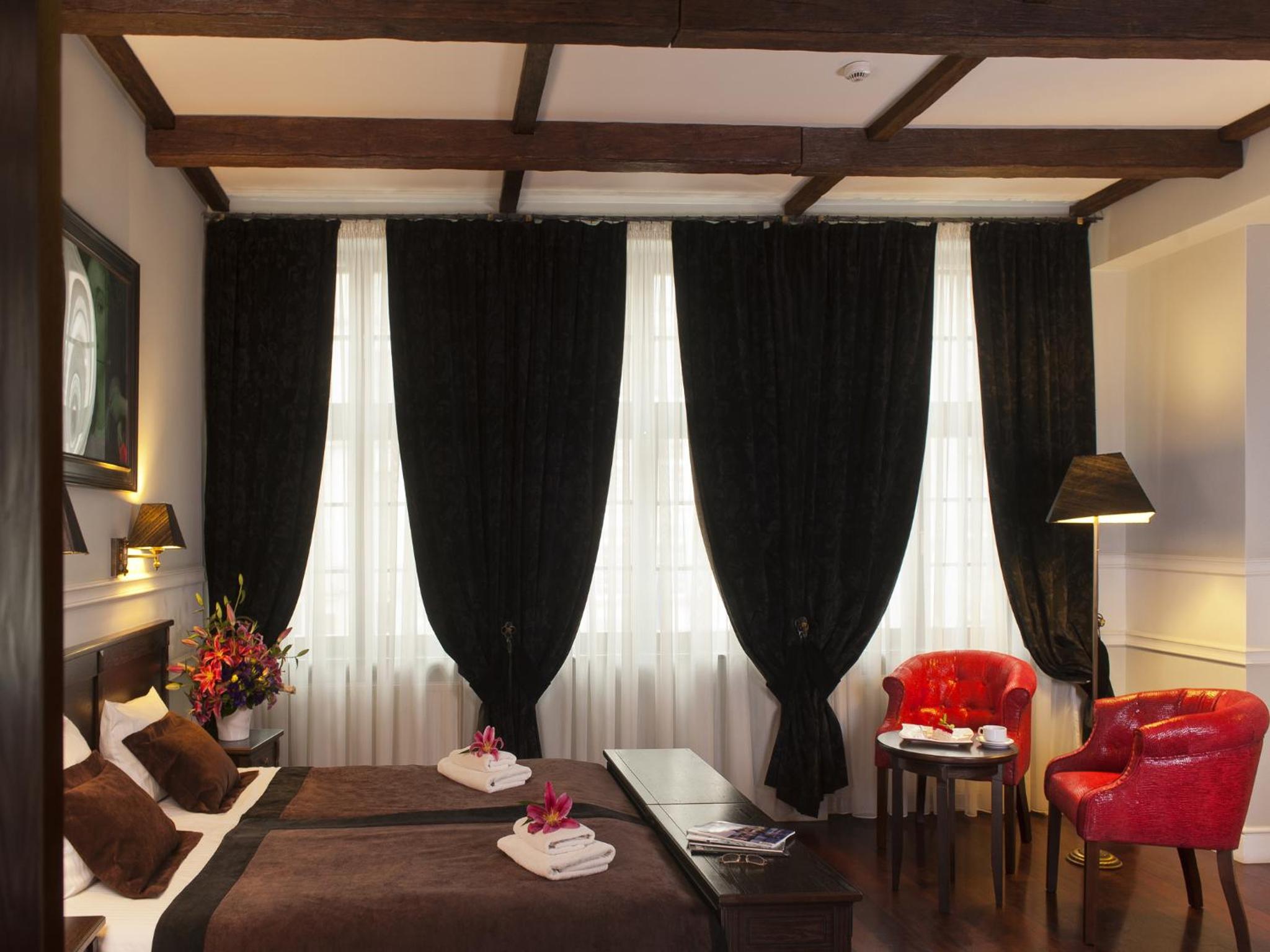 Superior Triple Room with City View - Photo 10
