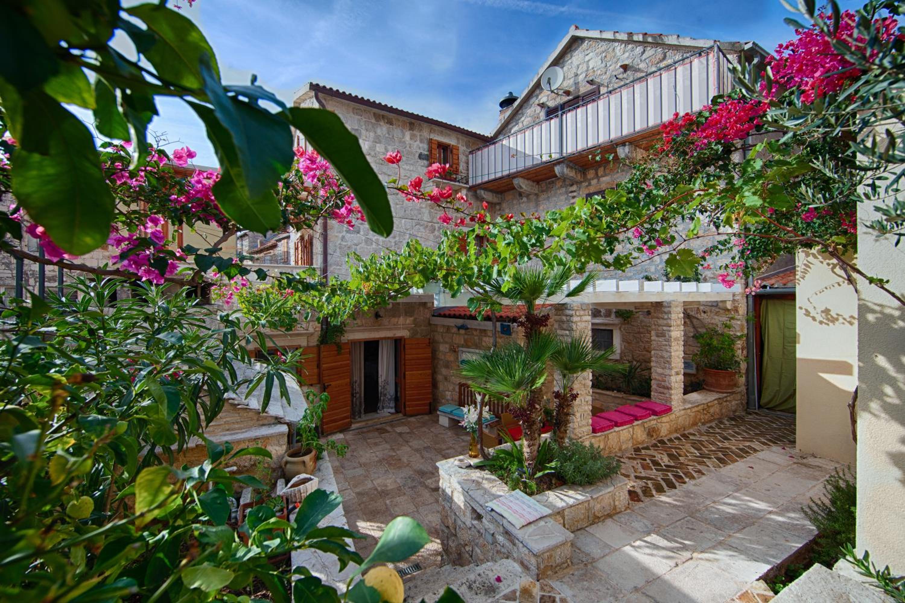 Villa - Beach Front - Photo 2