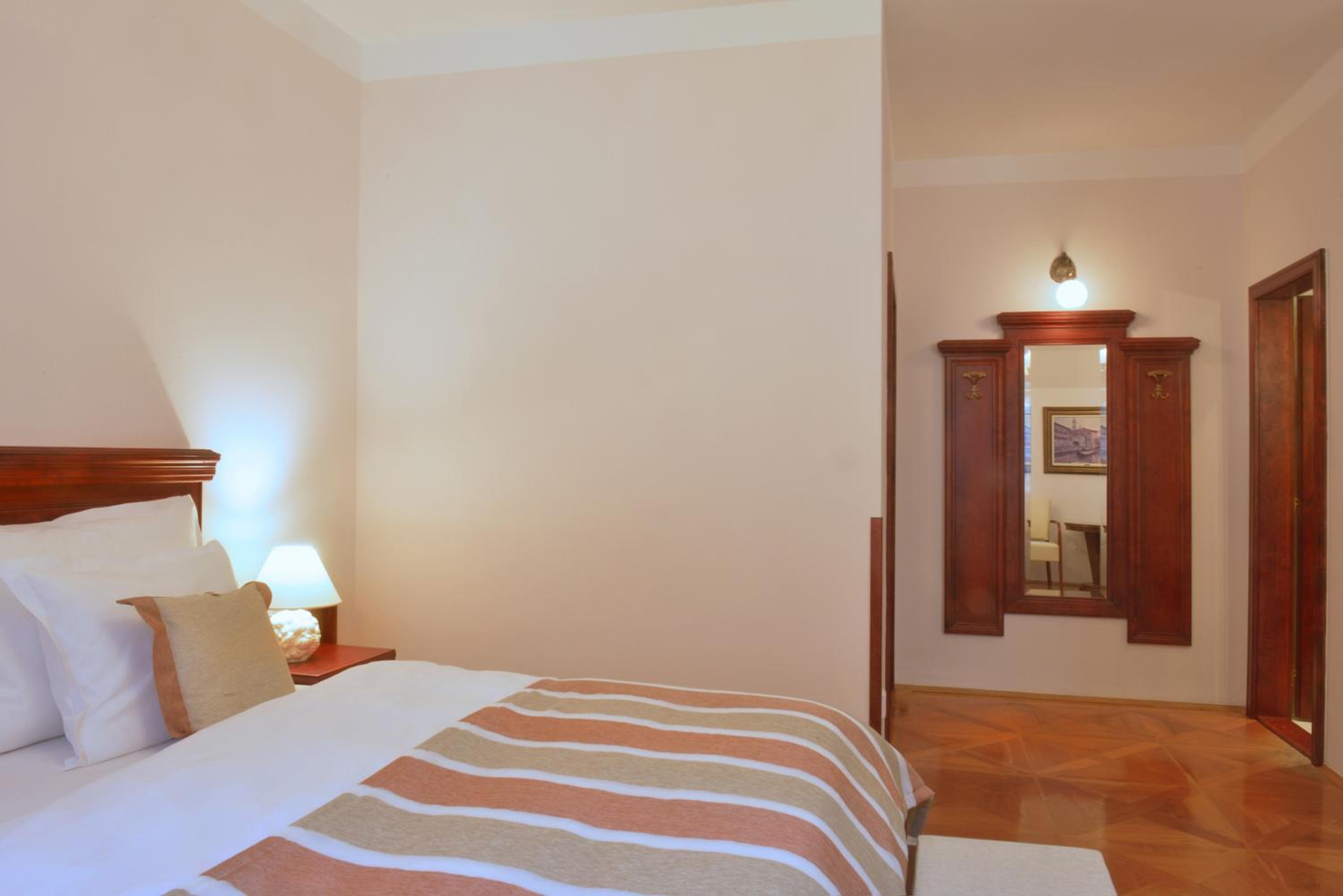Standard Double Room thumbnail 6