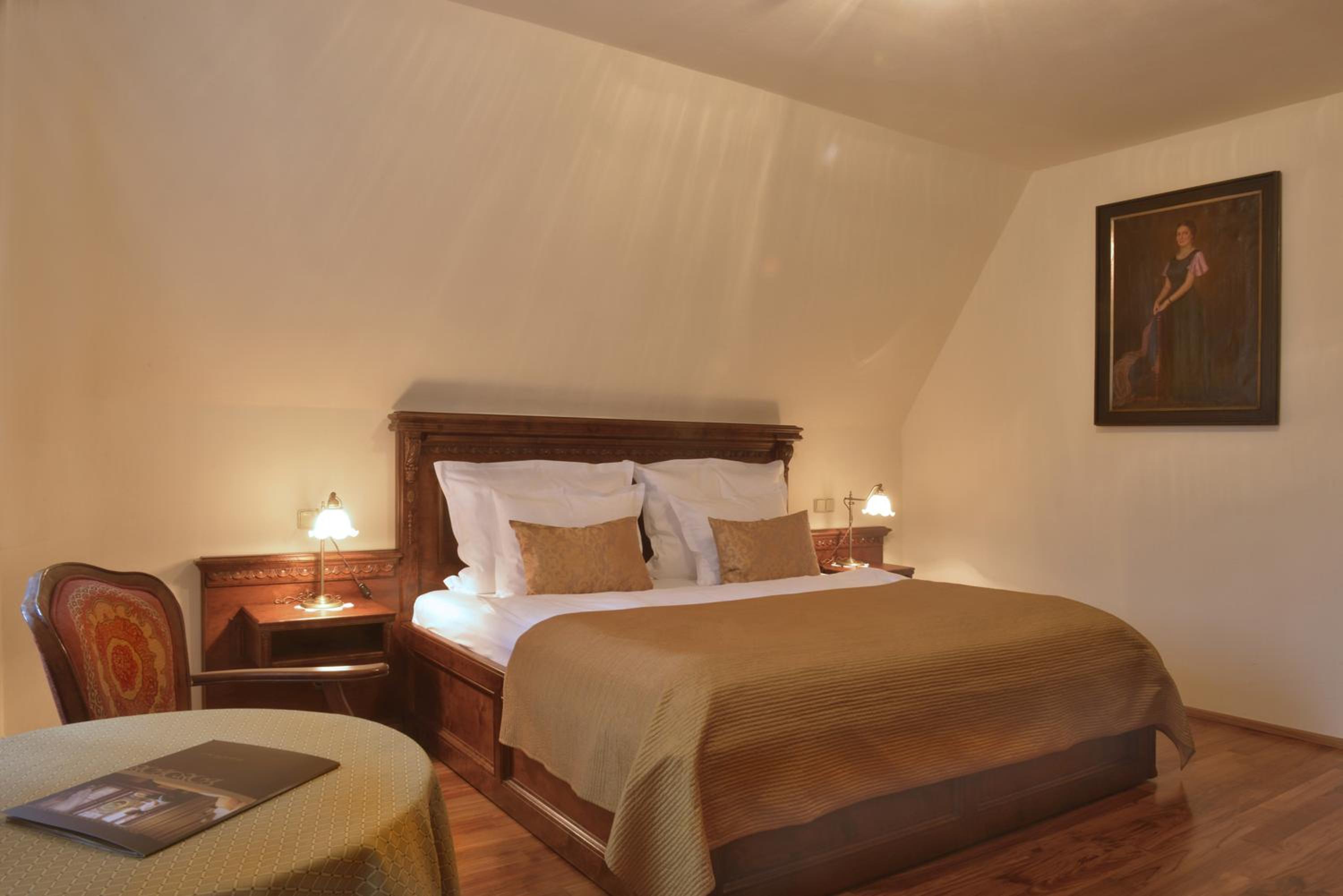 Deluxe Double Room with View thumbnail 6