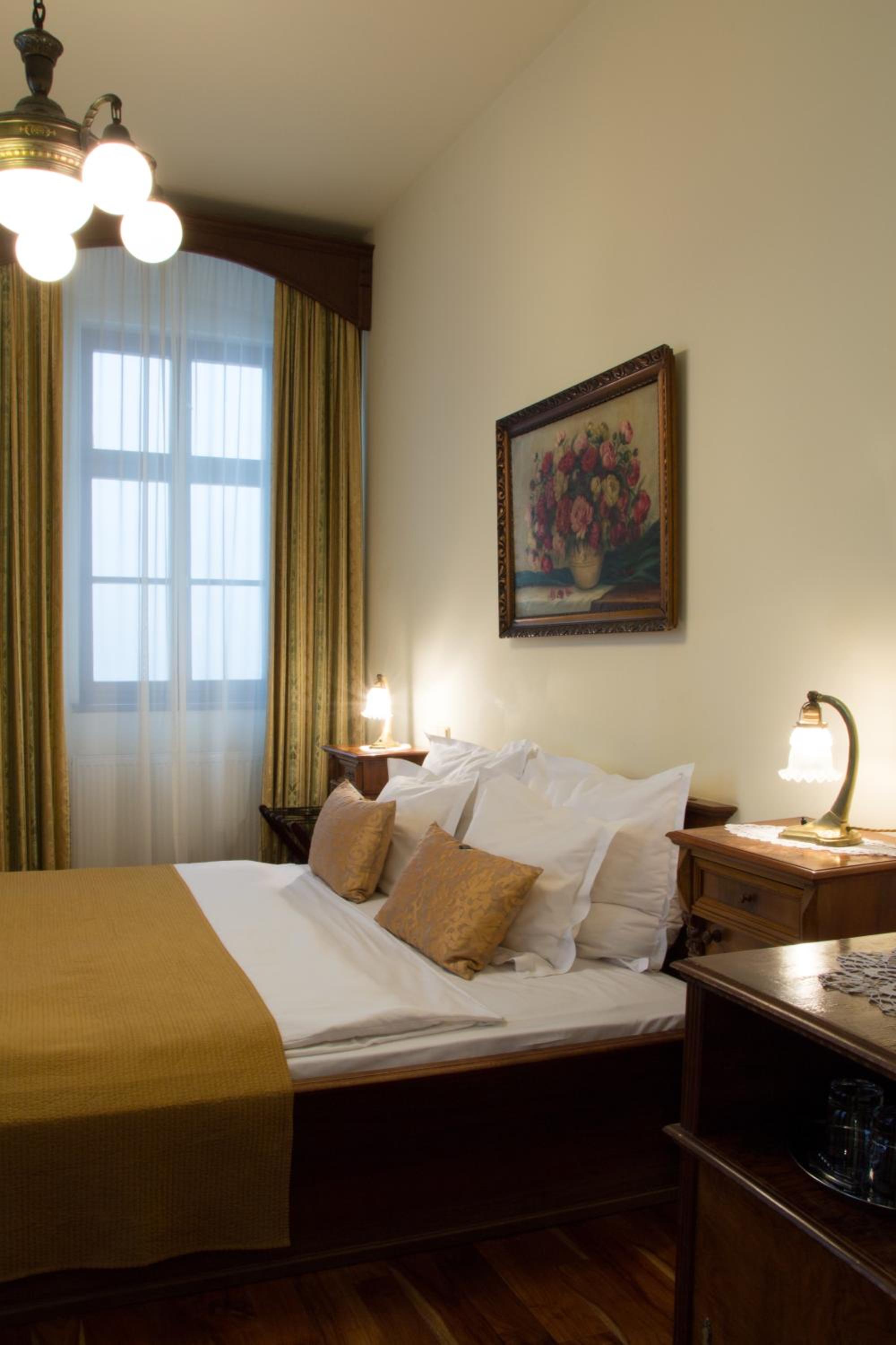 Deluxe Double Room with View thumbnail 6