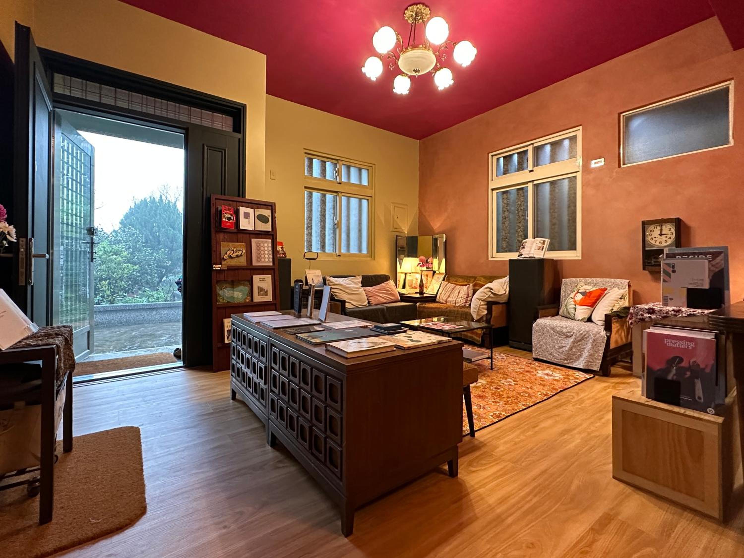 Family Room with Shared Bathroom photo 1