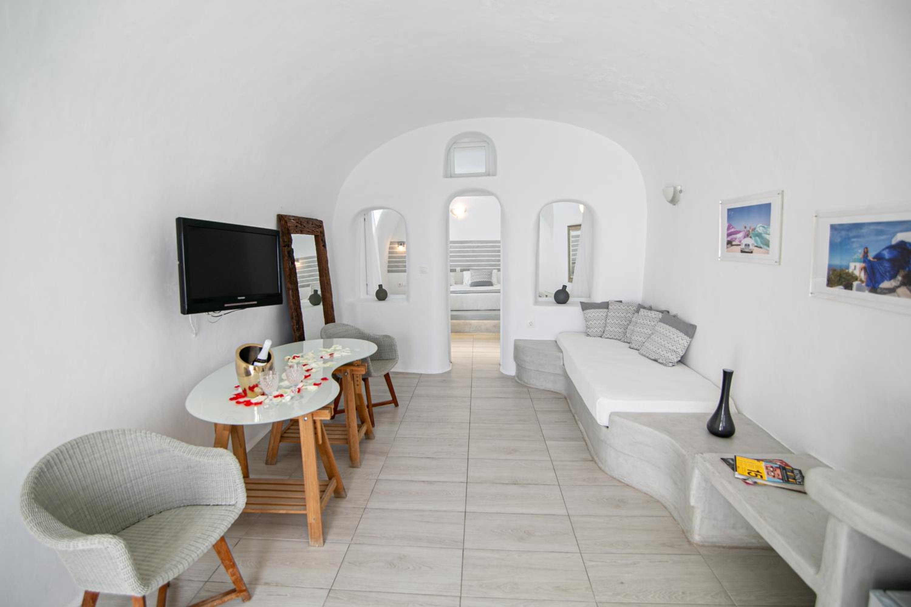 Honeymoon Cave Suite with Hot Tub and Sunset View photo 1