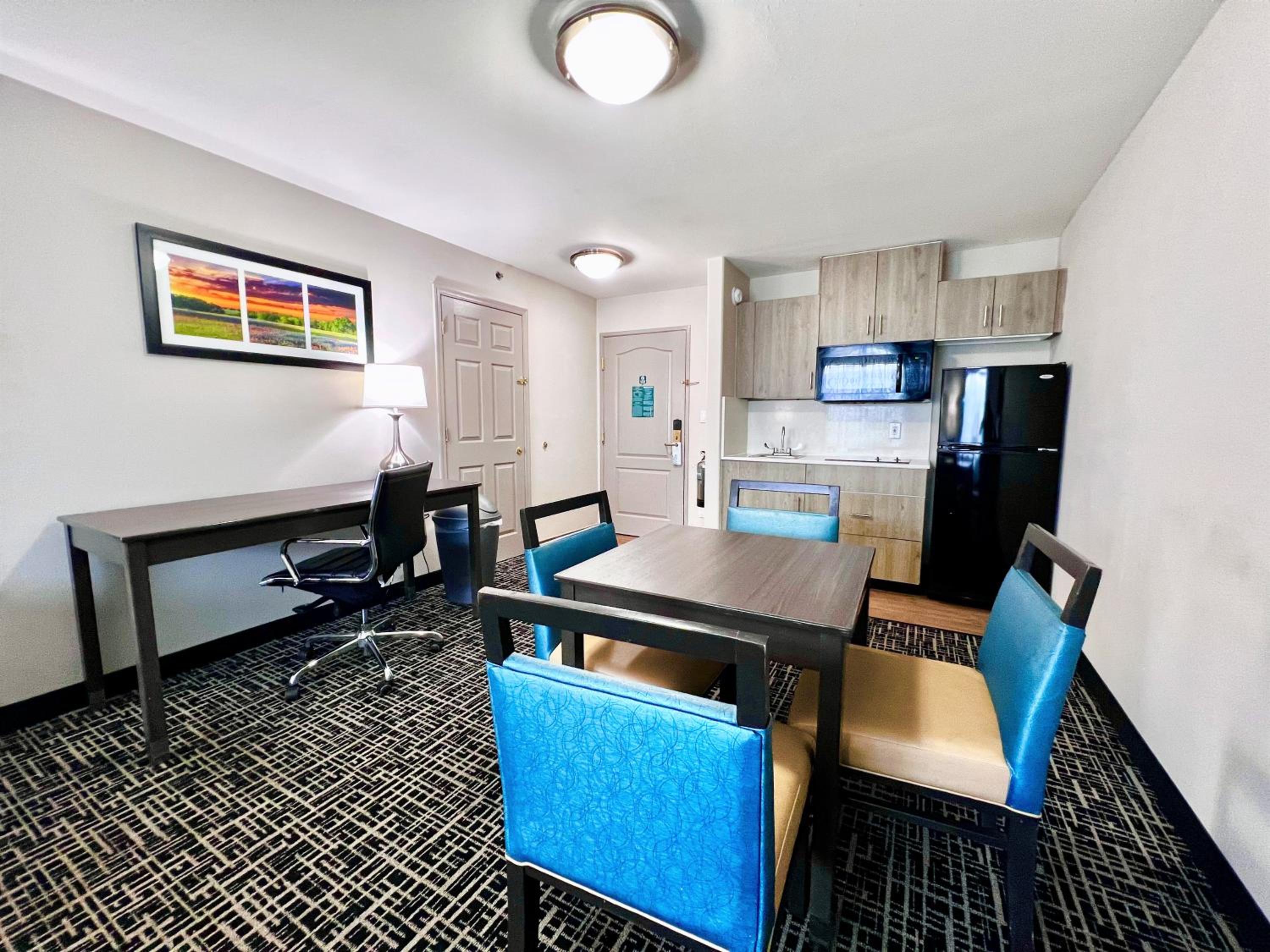 Deluxe King Suite With Mobility/Hearing Impaired Access - Non-Smoking
