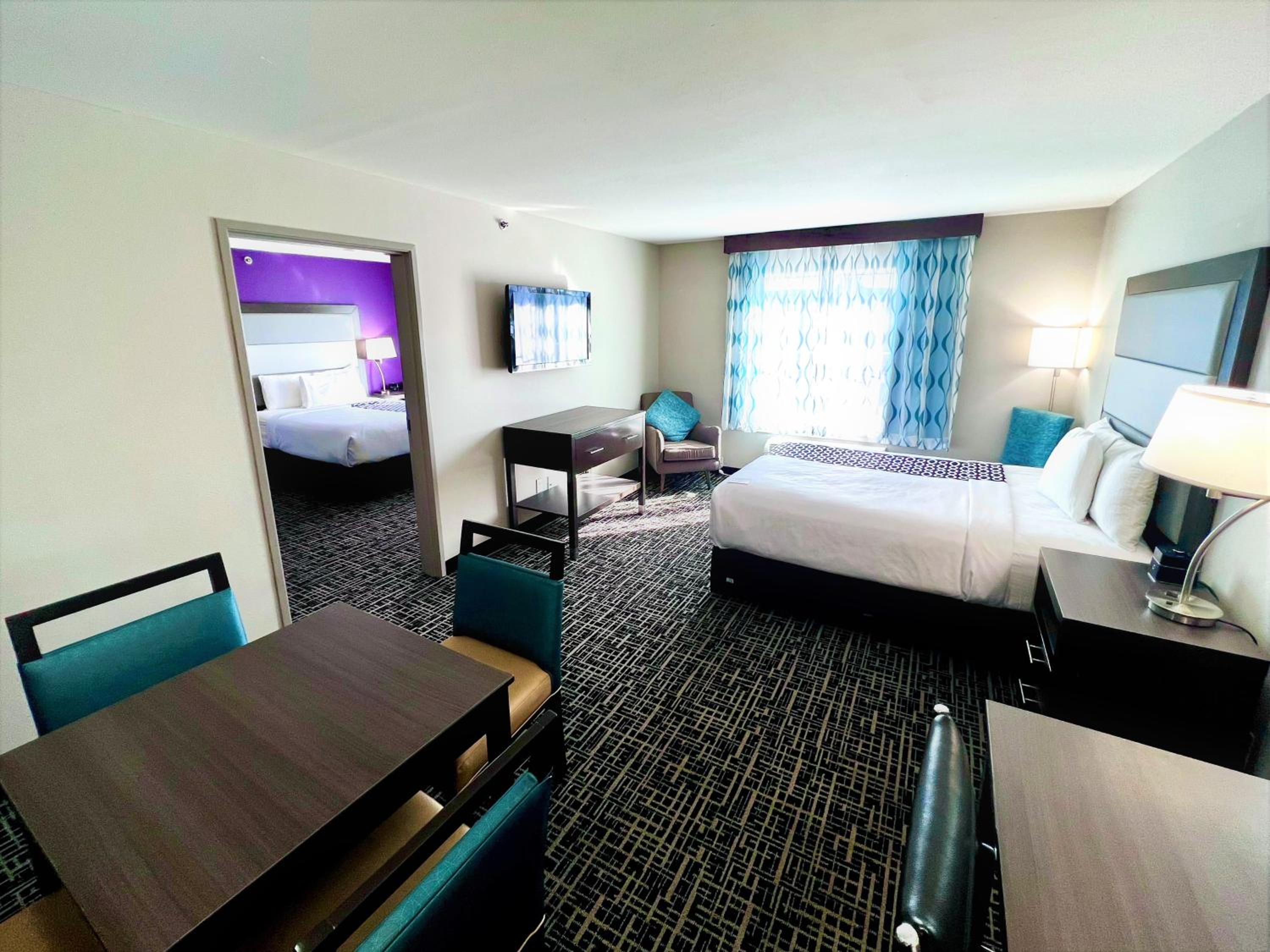 Deluxe King Suite With Mobility/Hearing Impaired Access - Non-Smoking