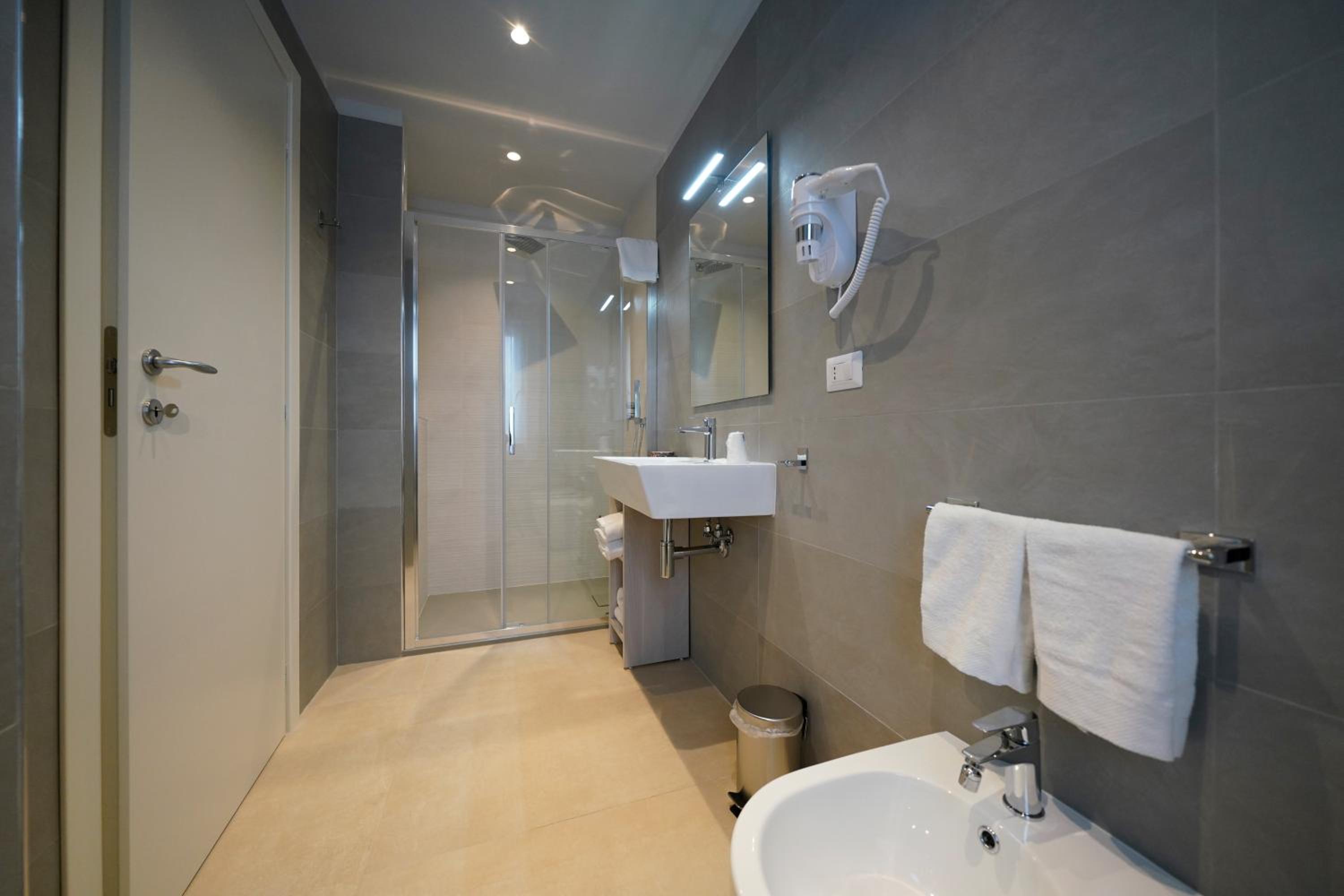 Standard Double or Twin Room - Photo 3