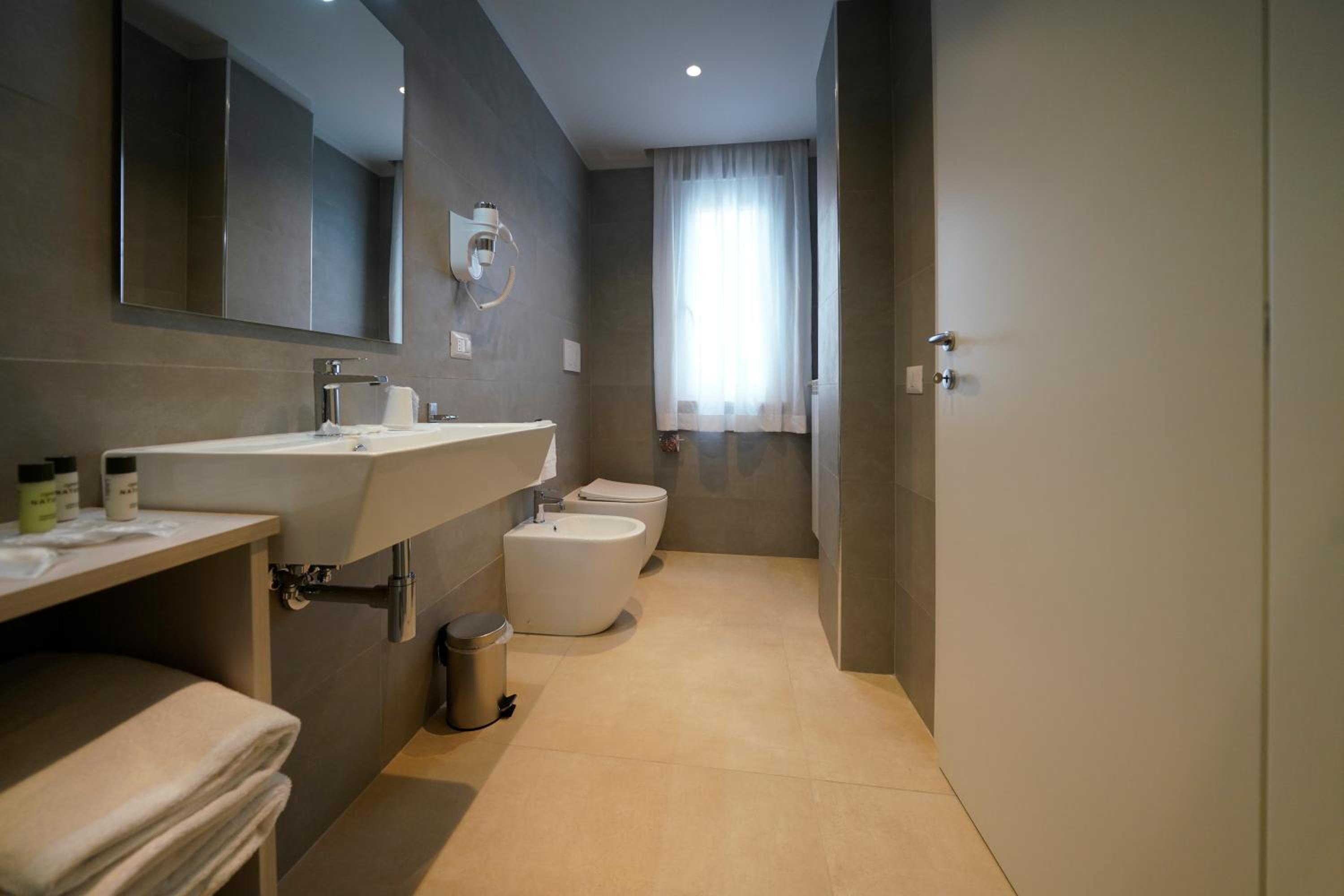 Standard Double or Twin Room - Photo 2