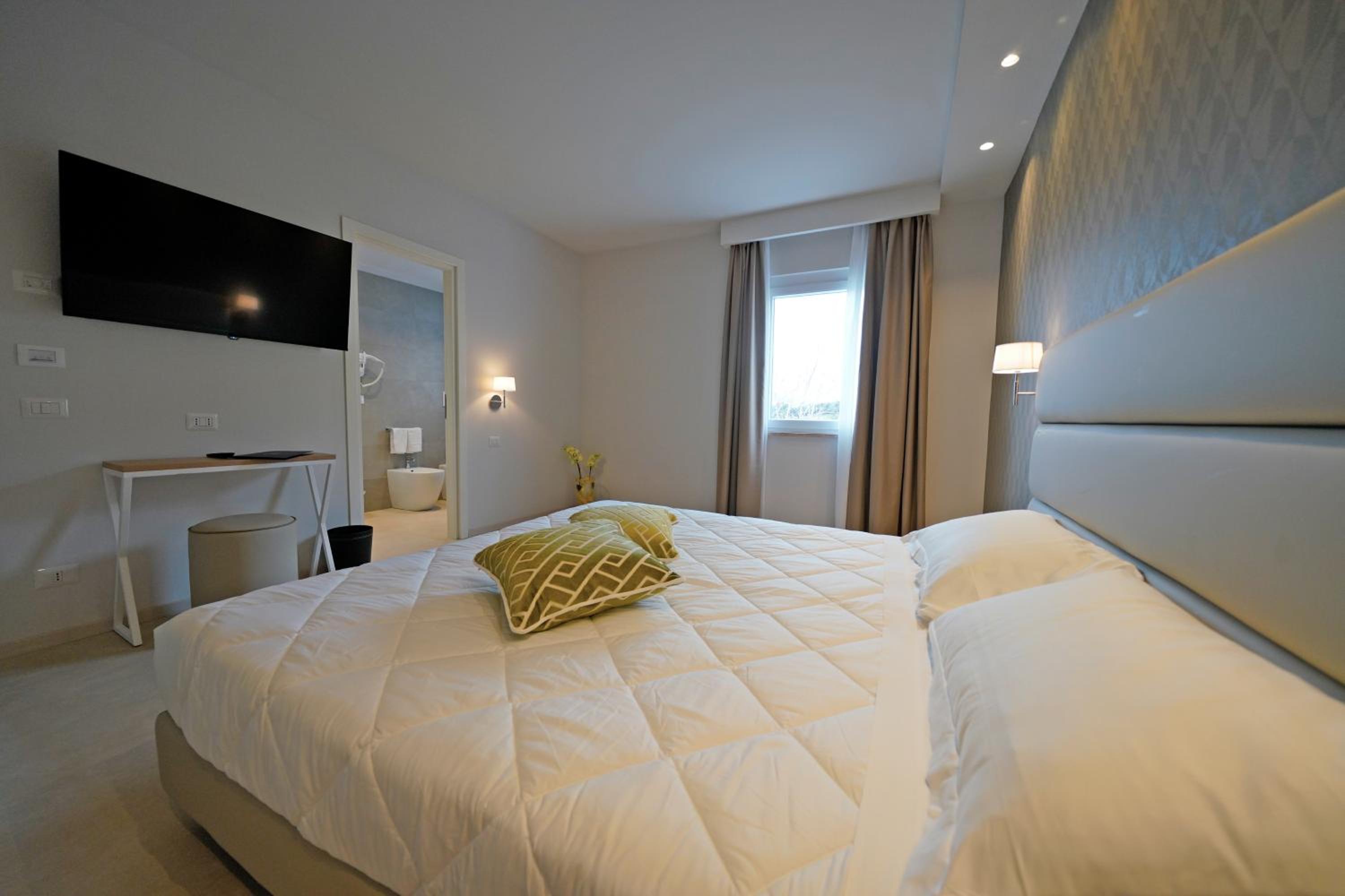 Standard Double or Twin Room - Photo 9