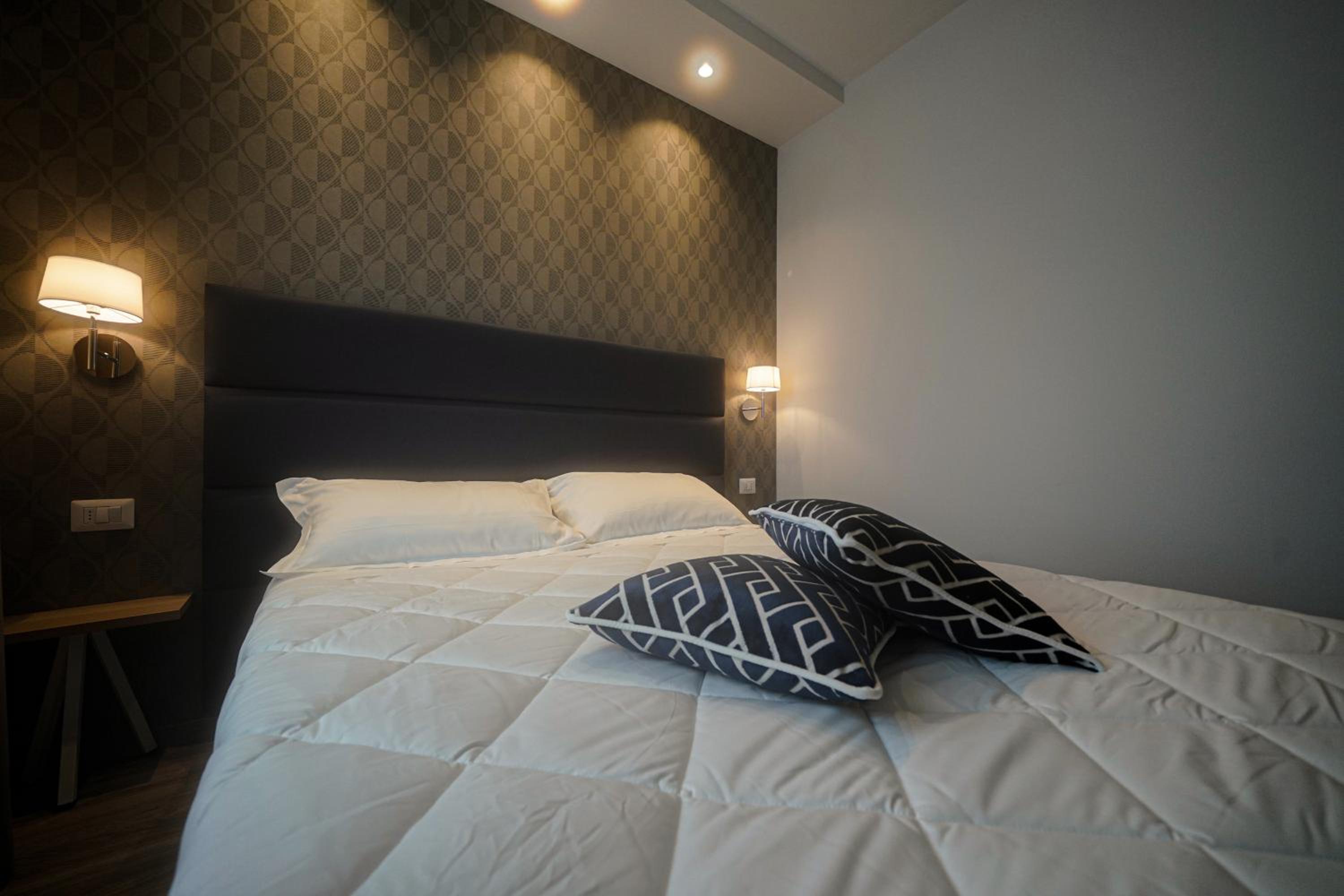 Standard Double or Twin Room - Photo 8