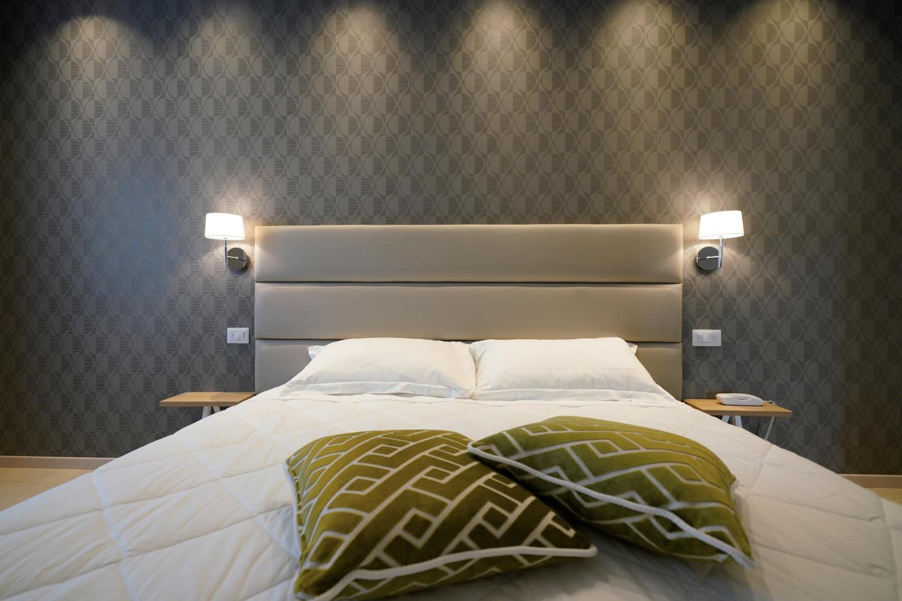 Standard Double or Twin Room - Photo 7