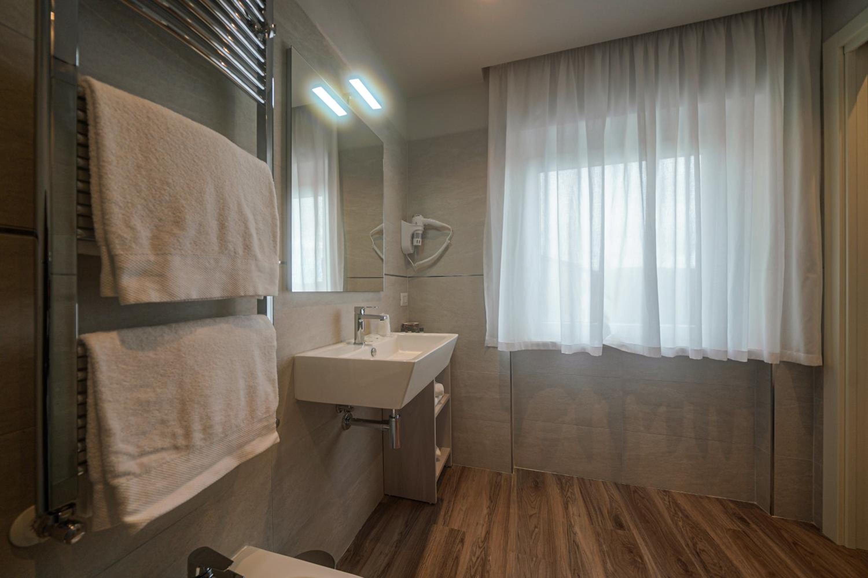 Standard Double or Twin Room - Photo 6