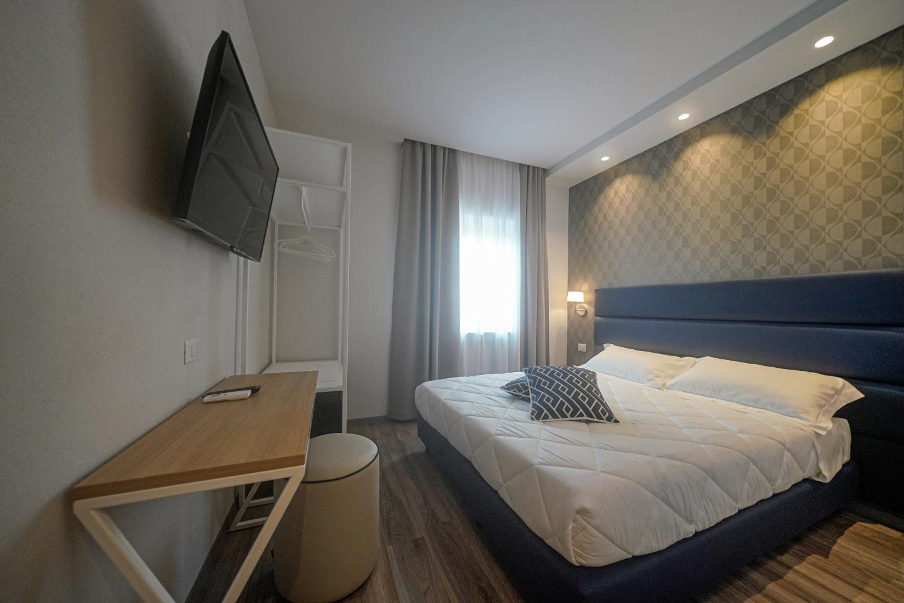 Standard Double or Twin Room - Photo 5