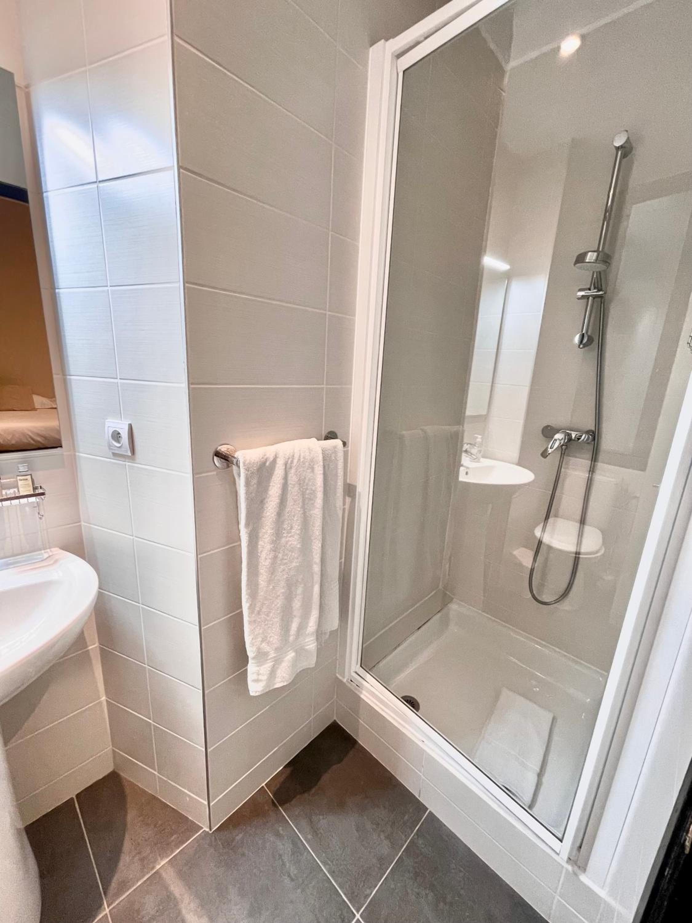 Economy Triple Room - Photo 3