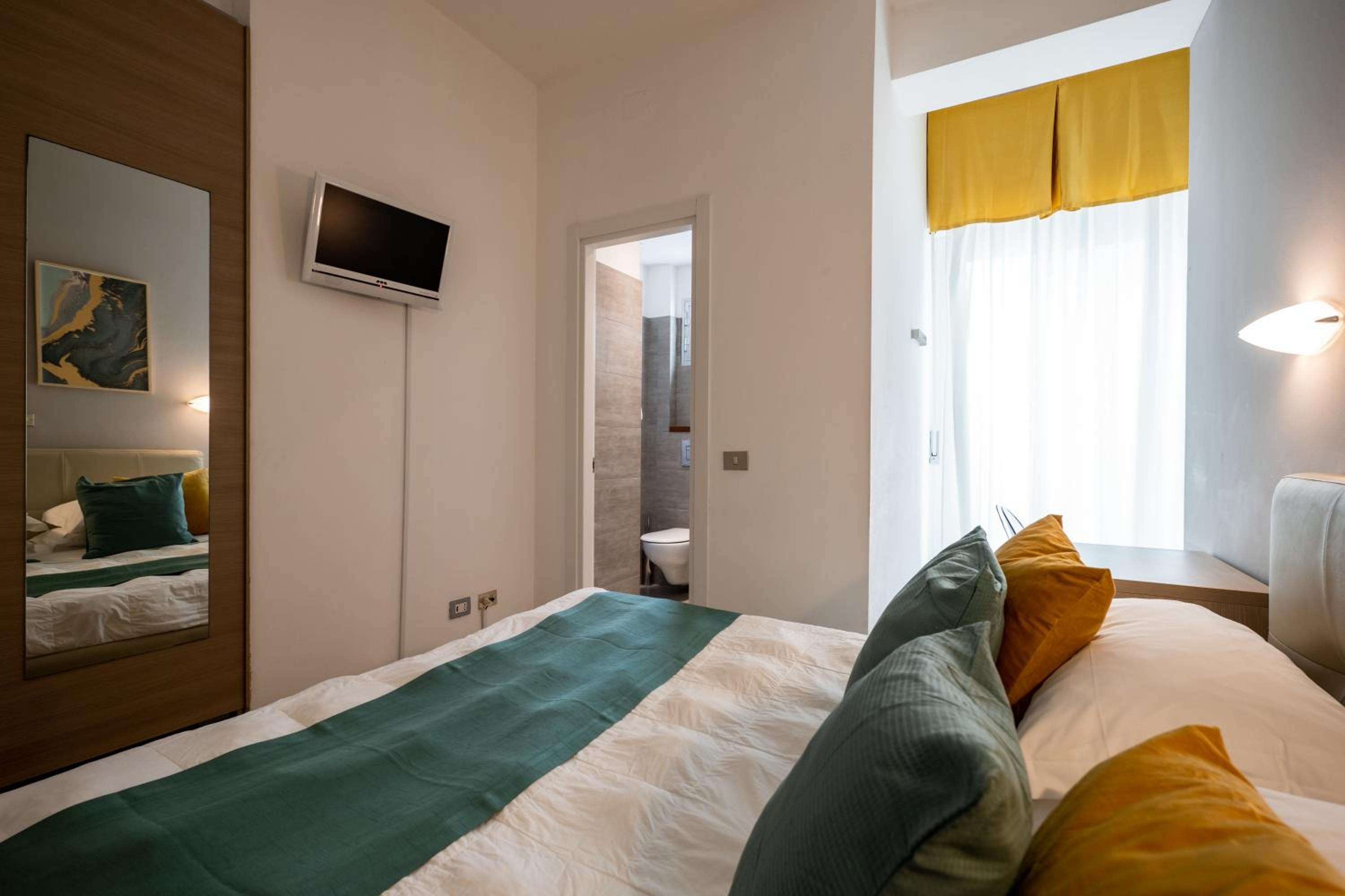 Double or Twin Room with Side Sea View - Photo 7