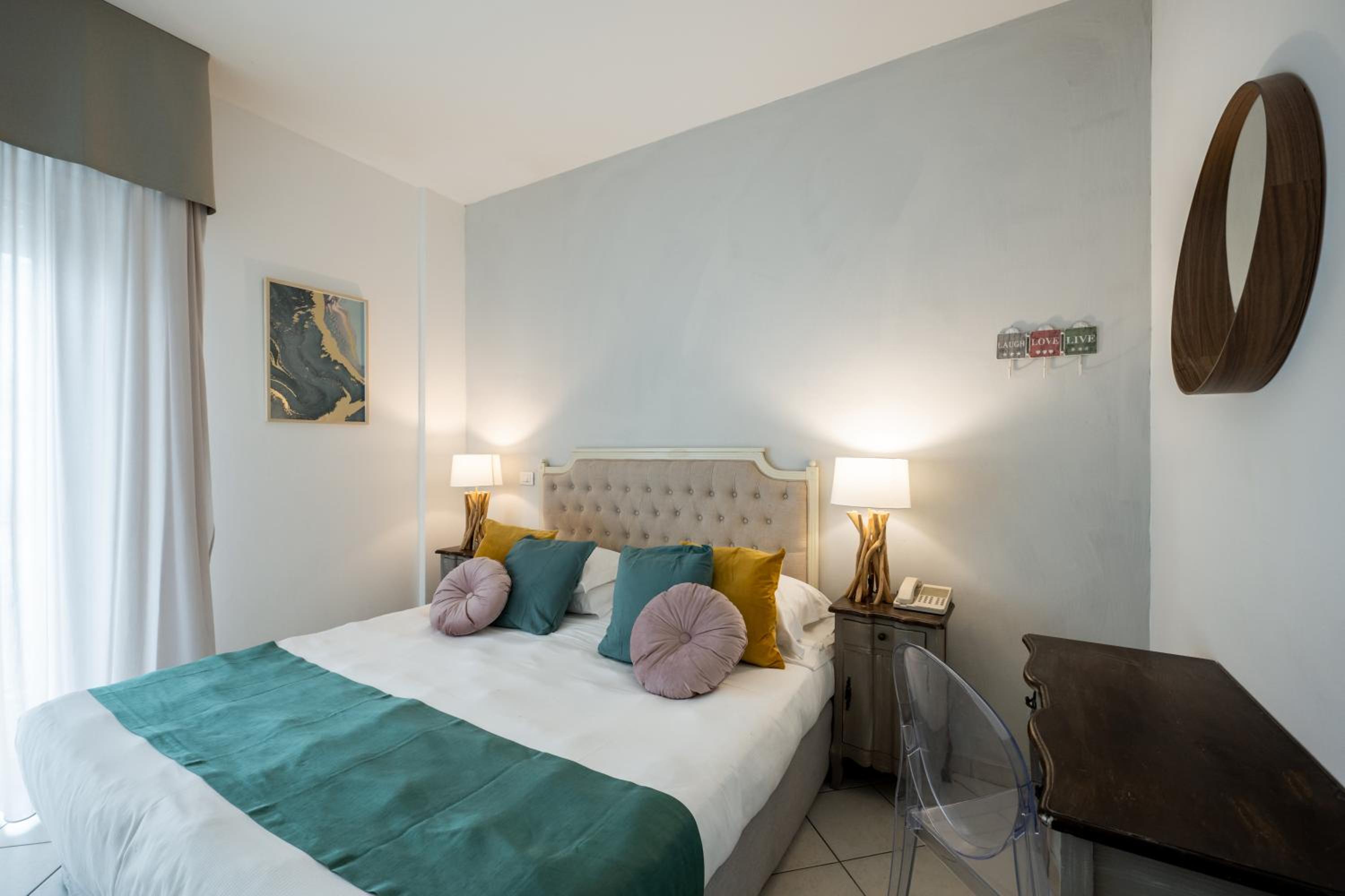 Double or Twin Room with Side Sea View - Photo 4