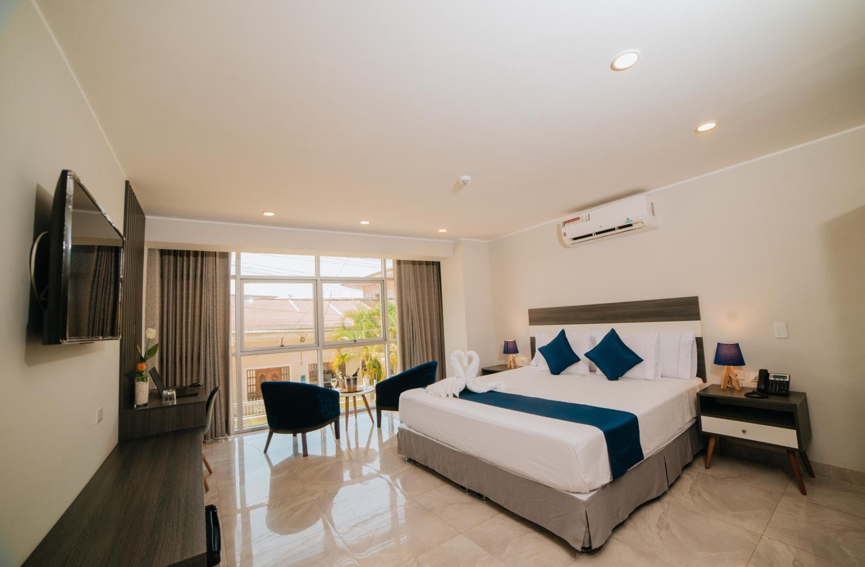 Suite with City View photo 2