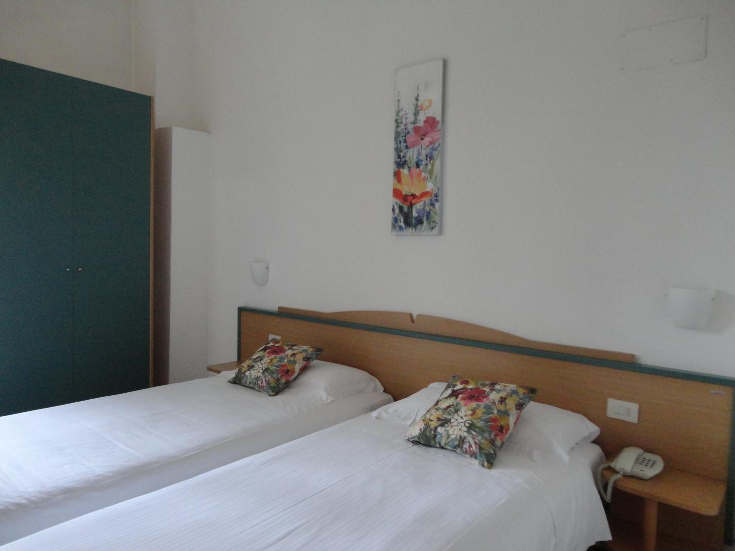 Twin Room with Garden View - Photo 3