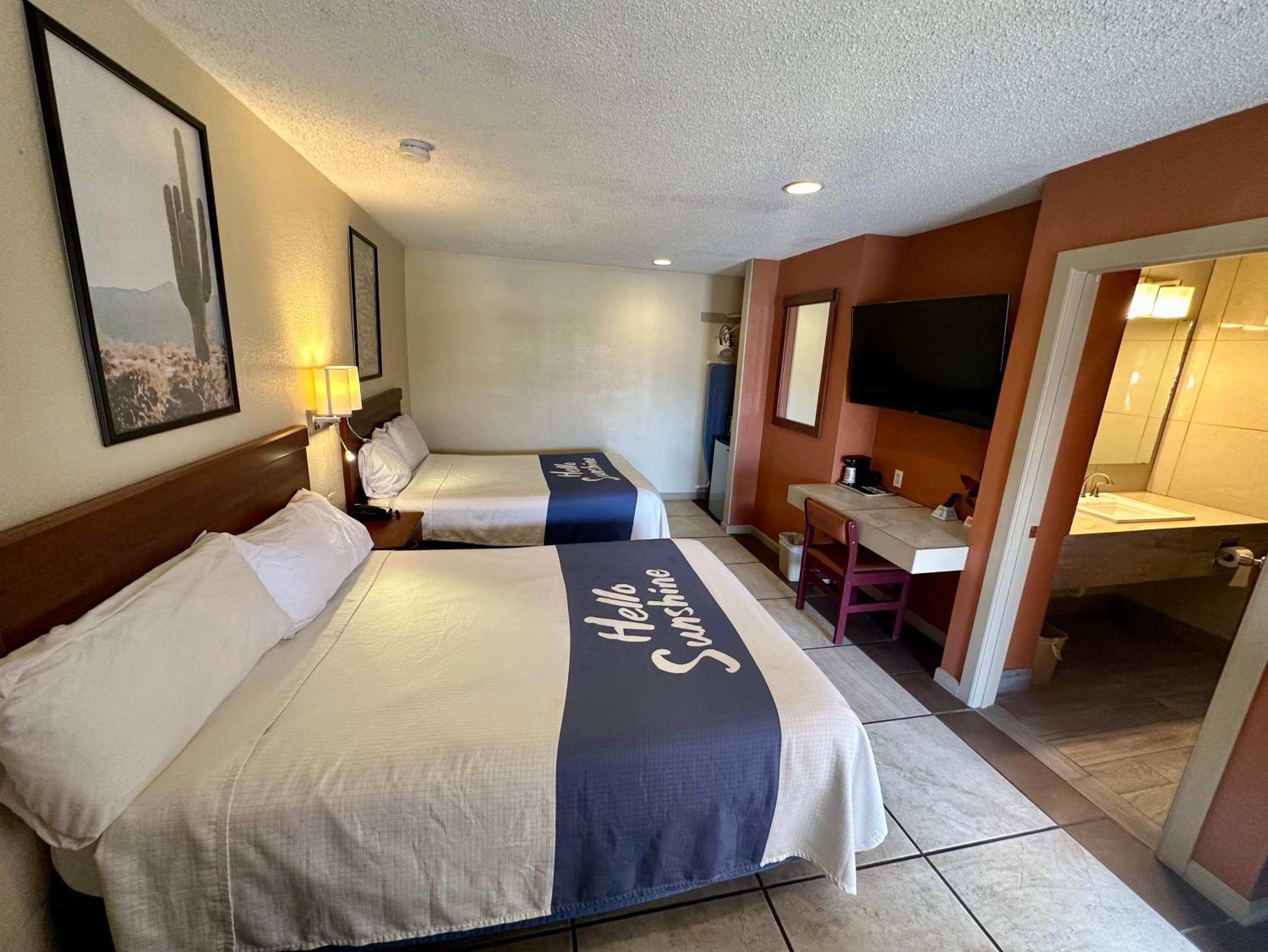 Deluxe Queen Room with Two Queen Beds photo 3