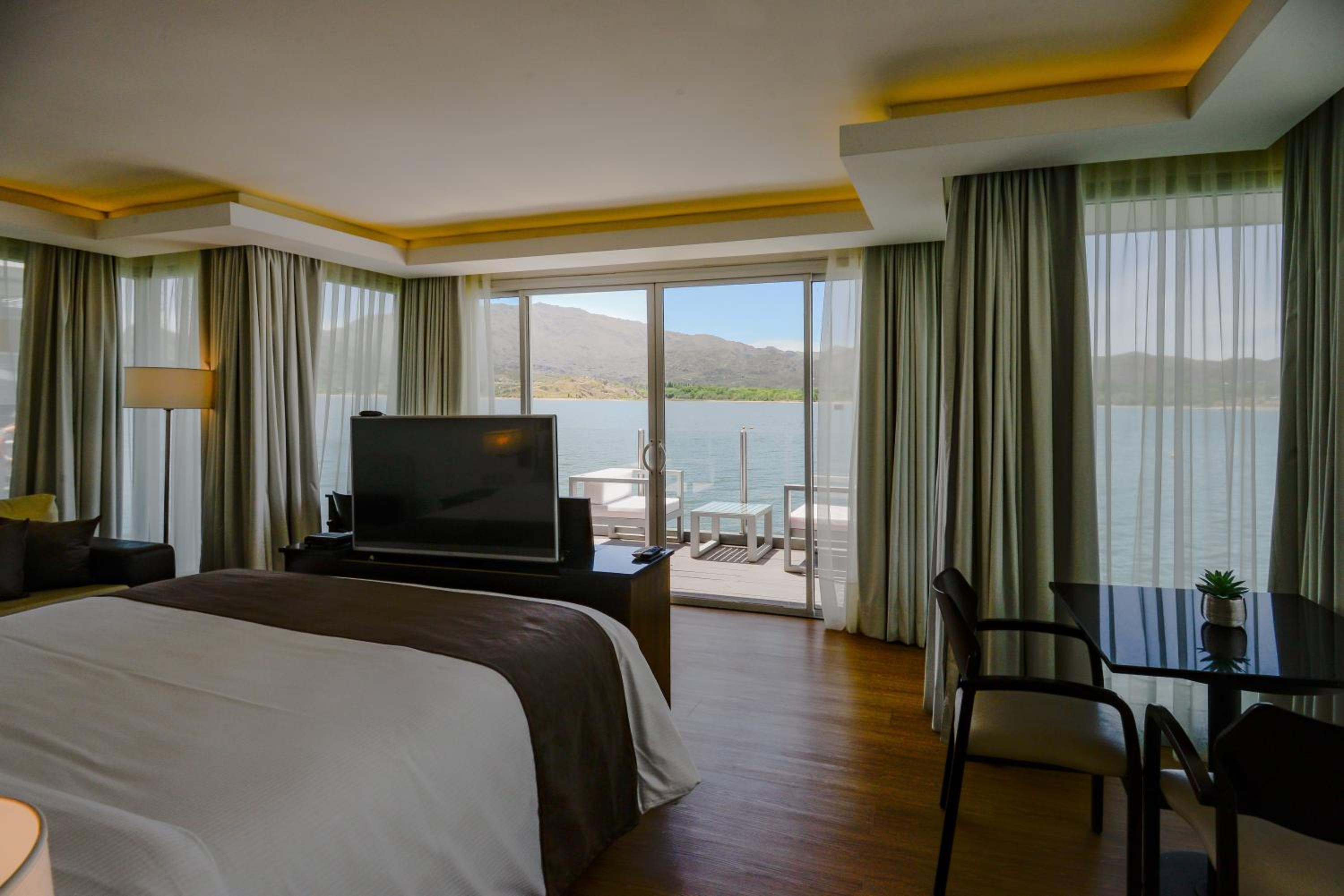 Suite with Lake View photo 1