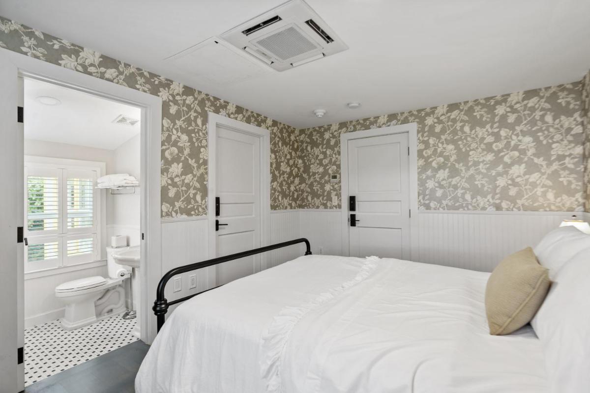 Five-Bedroom House photo 3