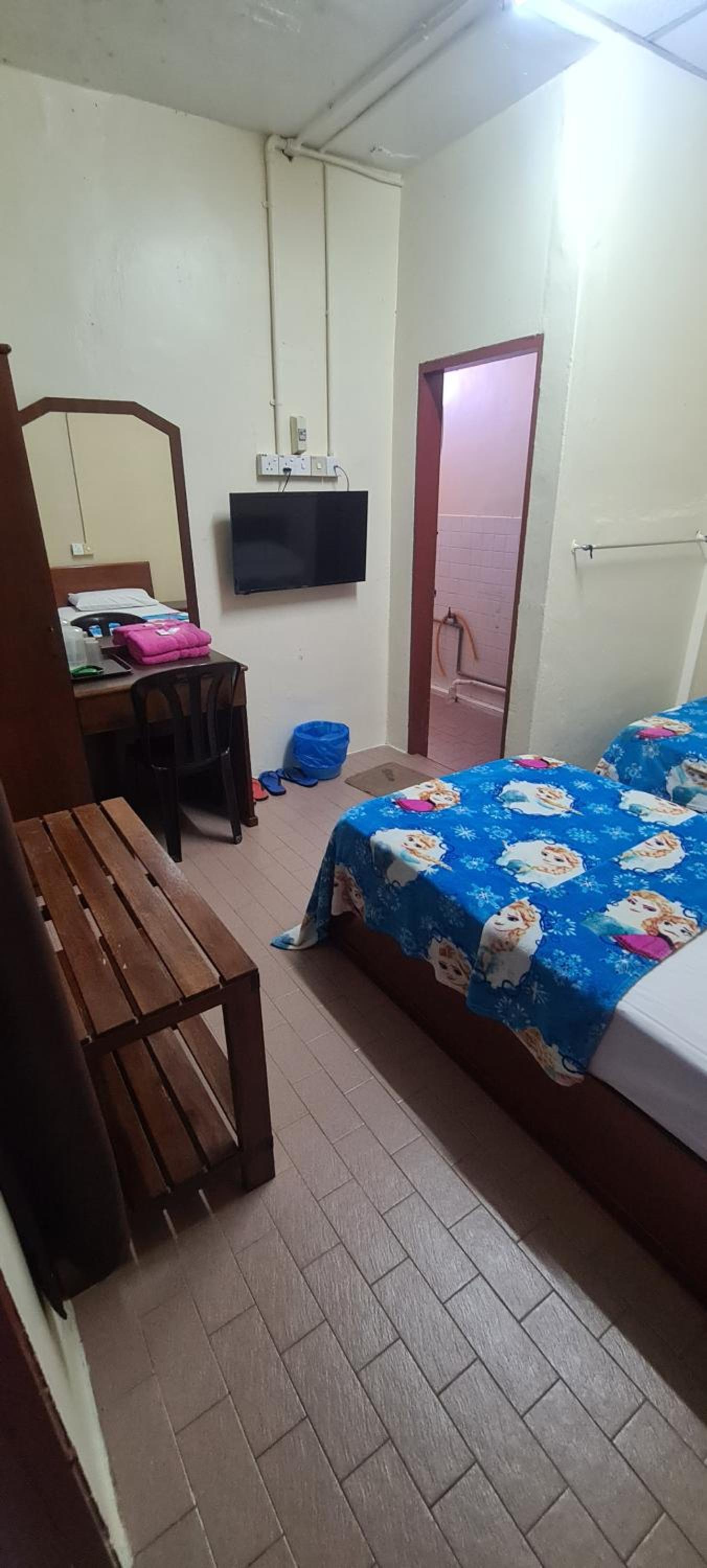 Budget Twin Room - Photo 6