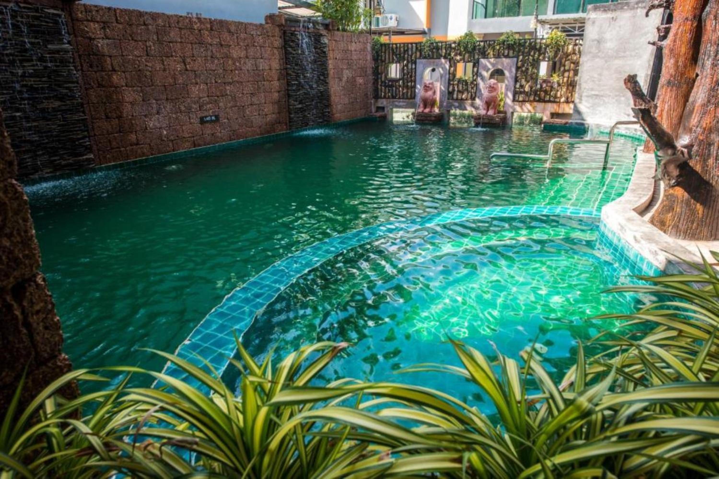 Villa with Private Pool - Photo 9