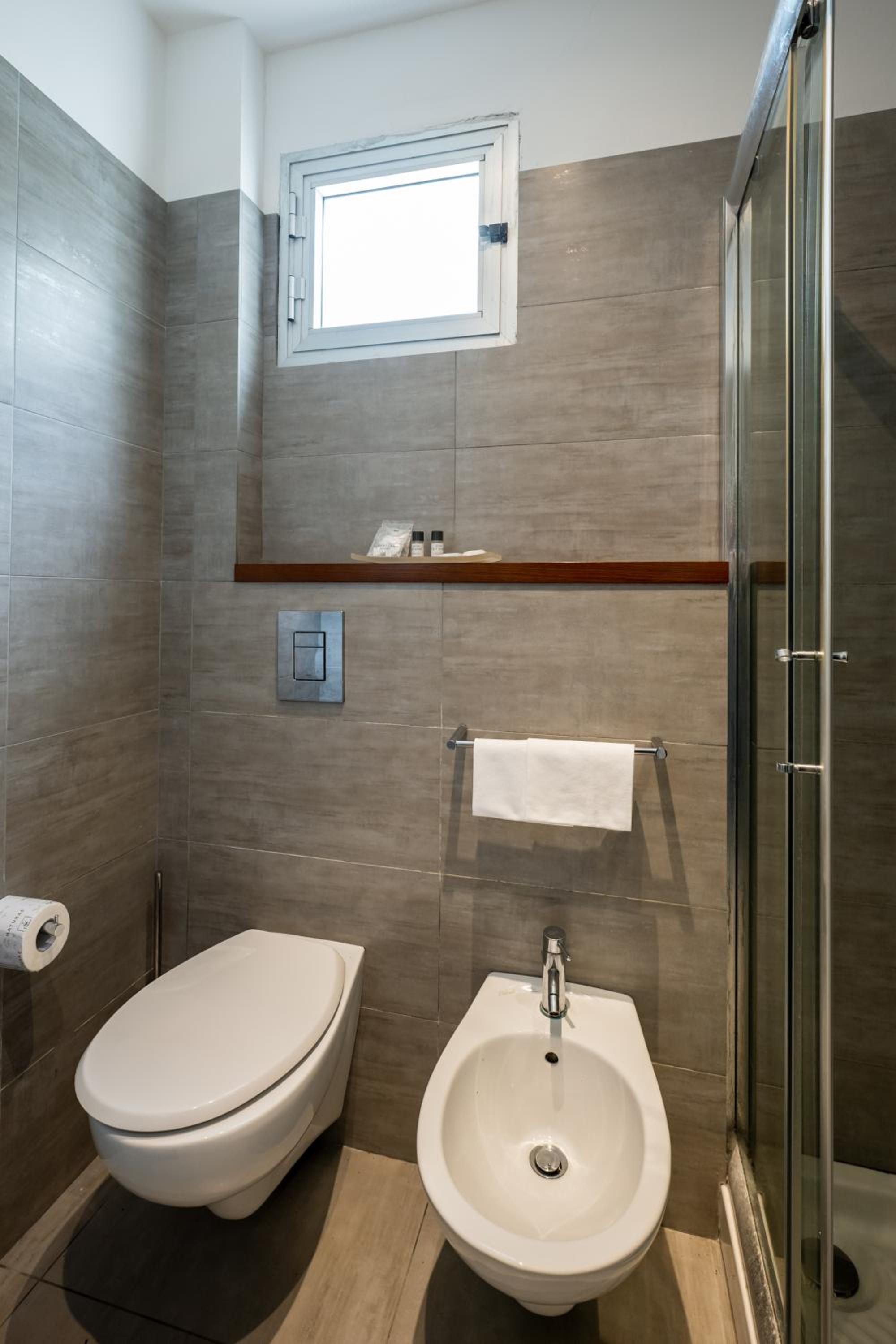 Double or Twin Room with Side Sea View - Photo 3
