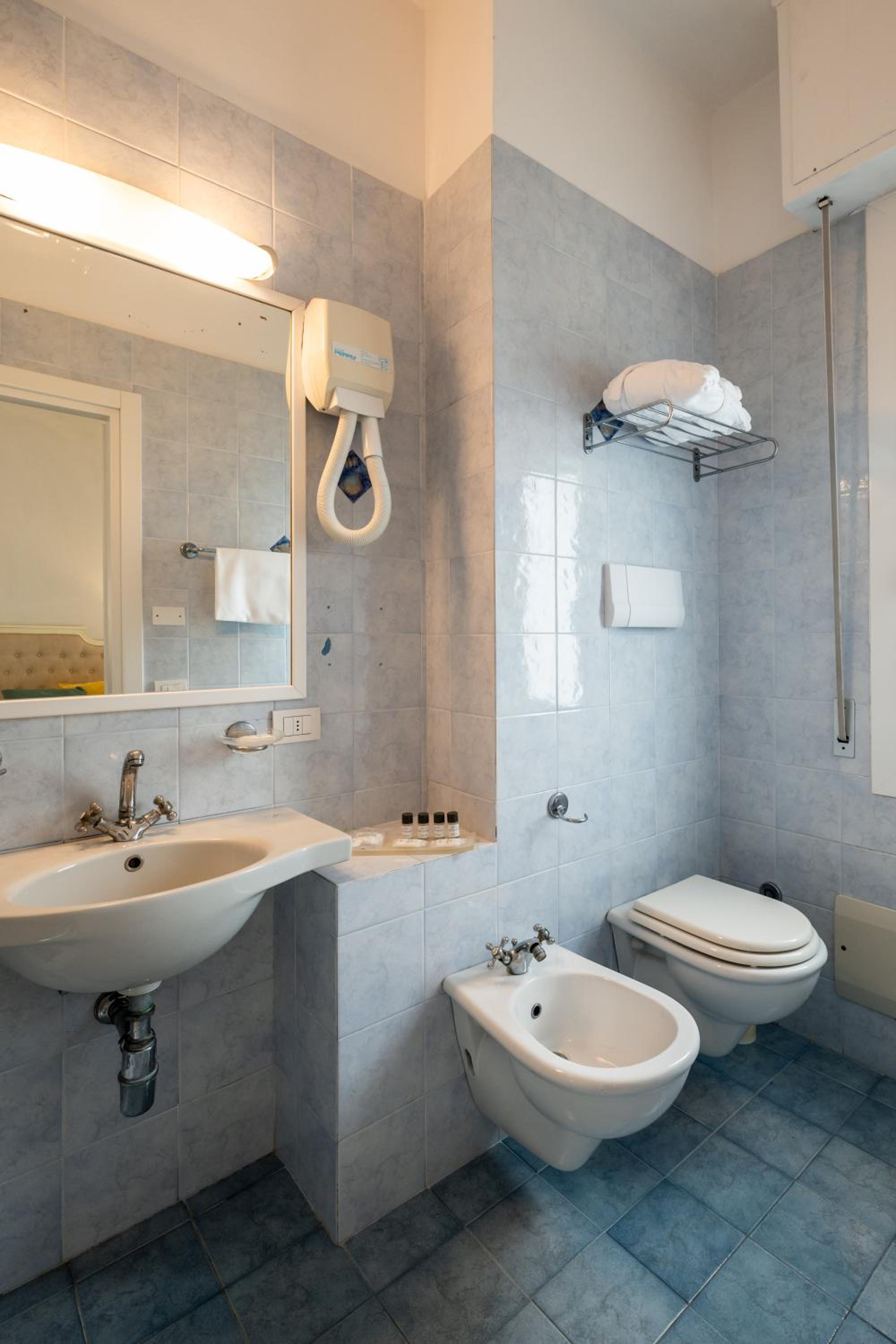 Double or Twin Room with Side Sea View - Photo 6
