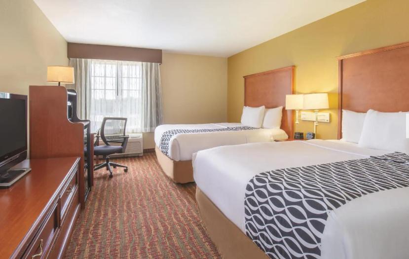 Deluxe Queen Room with Two Queen Beds - Photo 3